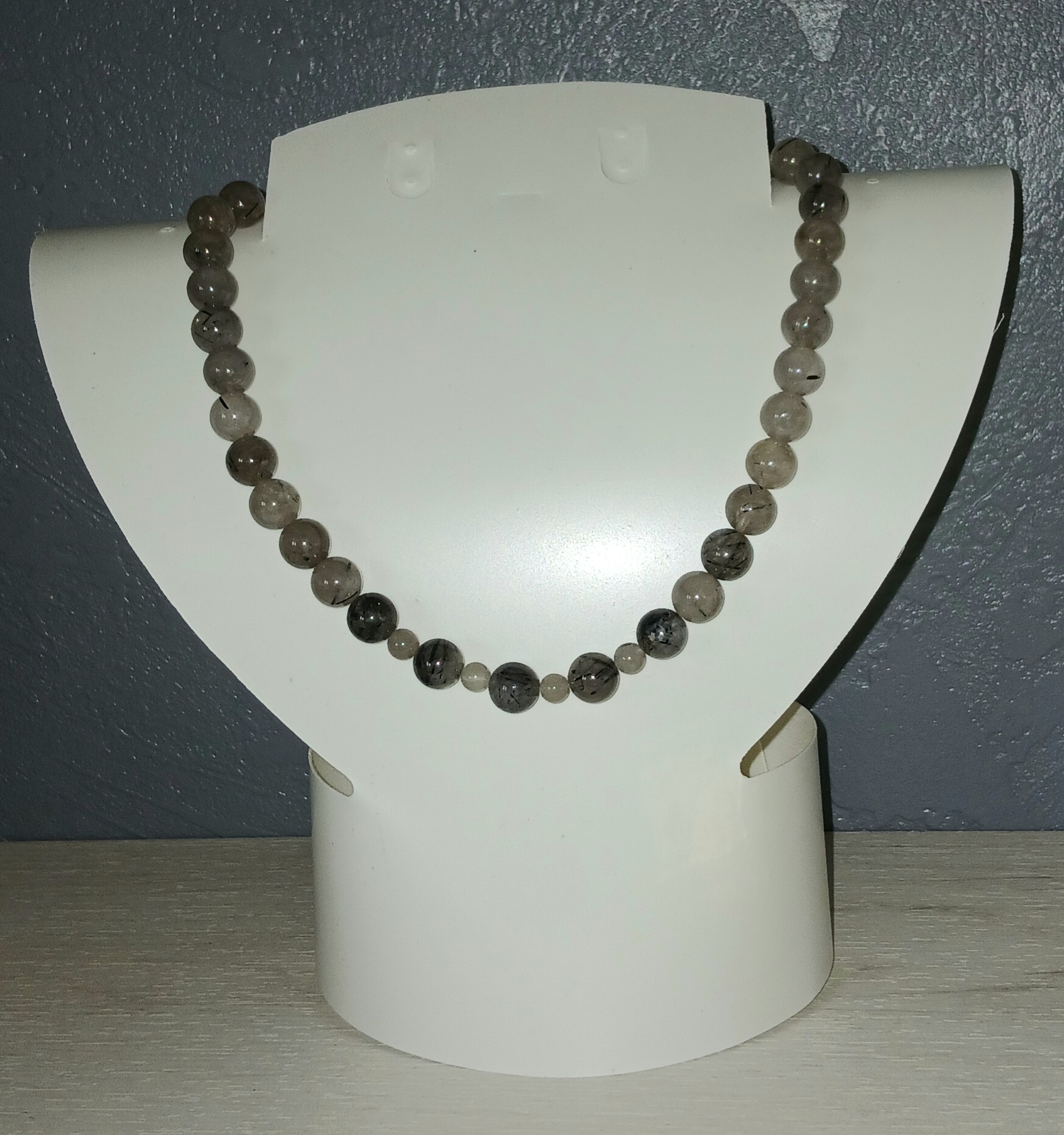 Kalnų krištolo su juoduoju turmalinu kaklo papuošalas