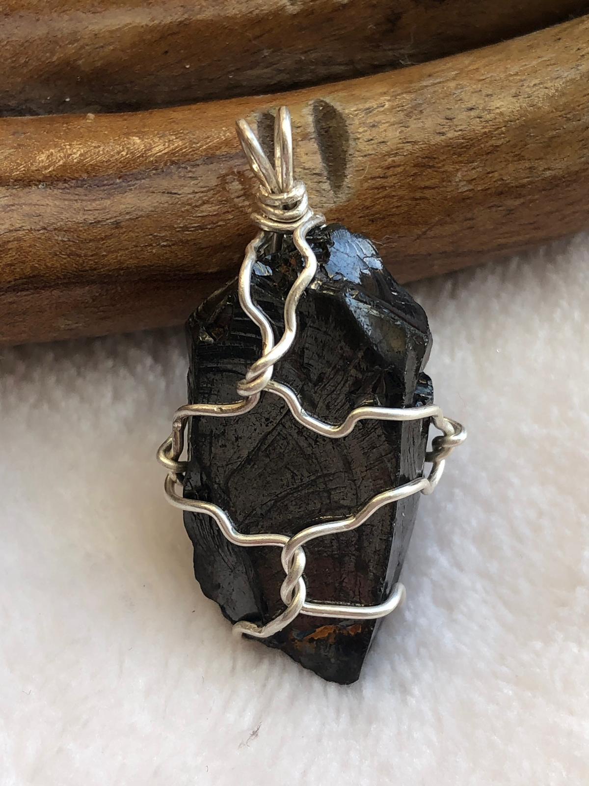 Edelshungit Anhänger mit Silberkette Unikat