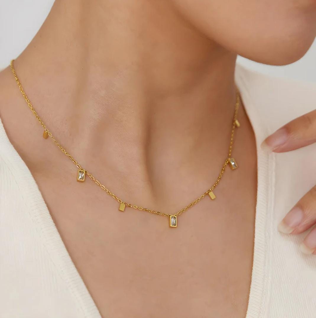 Elegant Geometric Gold Pendant Necklace