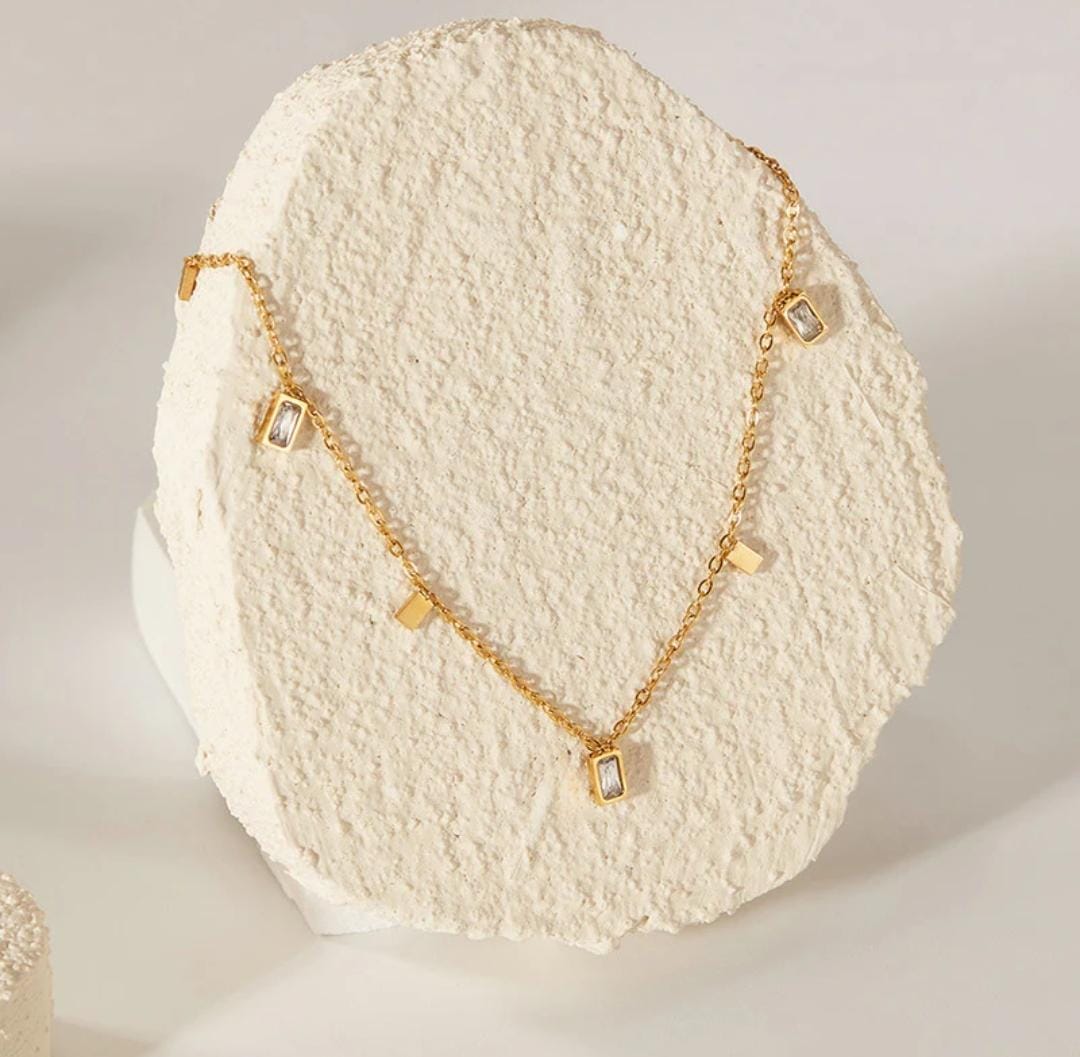 Elegant Geometric Gold Pendant Necklace