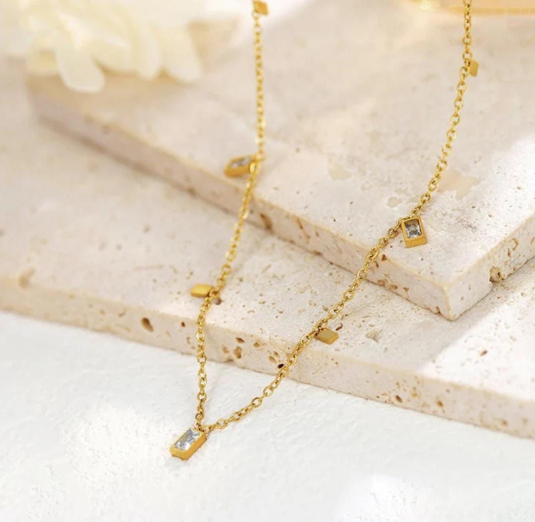 Elegant Geometric Gold Pendant Necklace