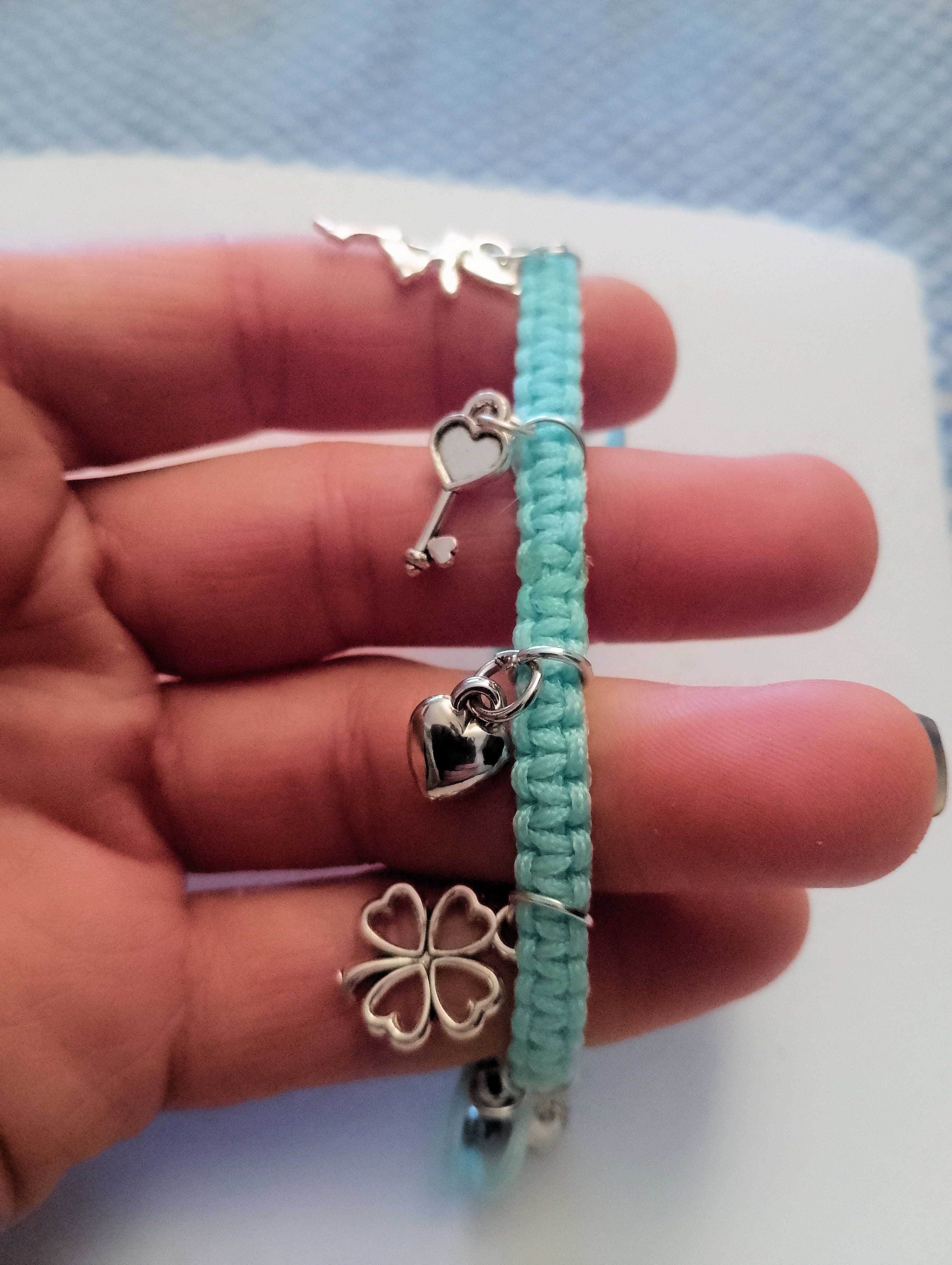 Pulsera de hilo azul con dijes
