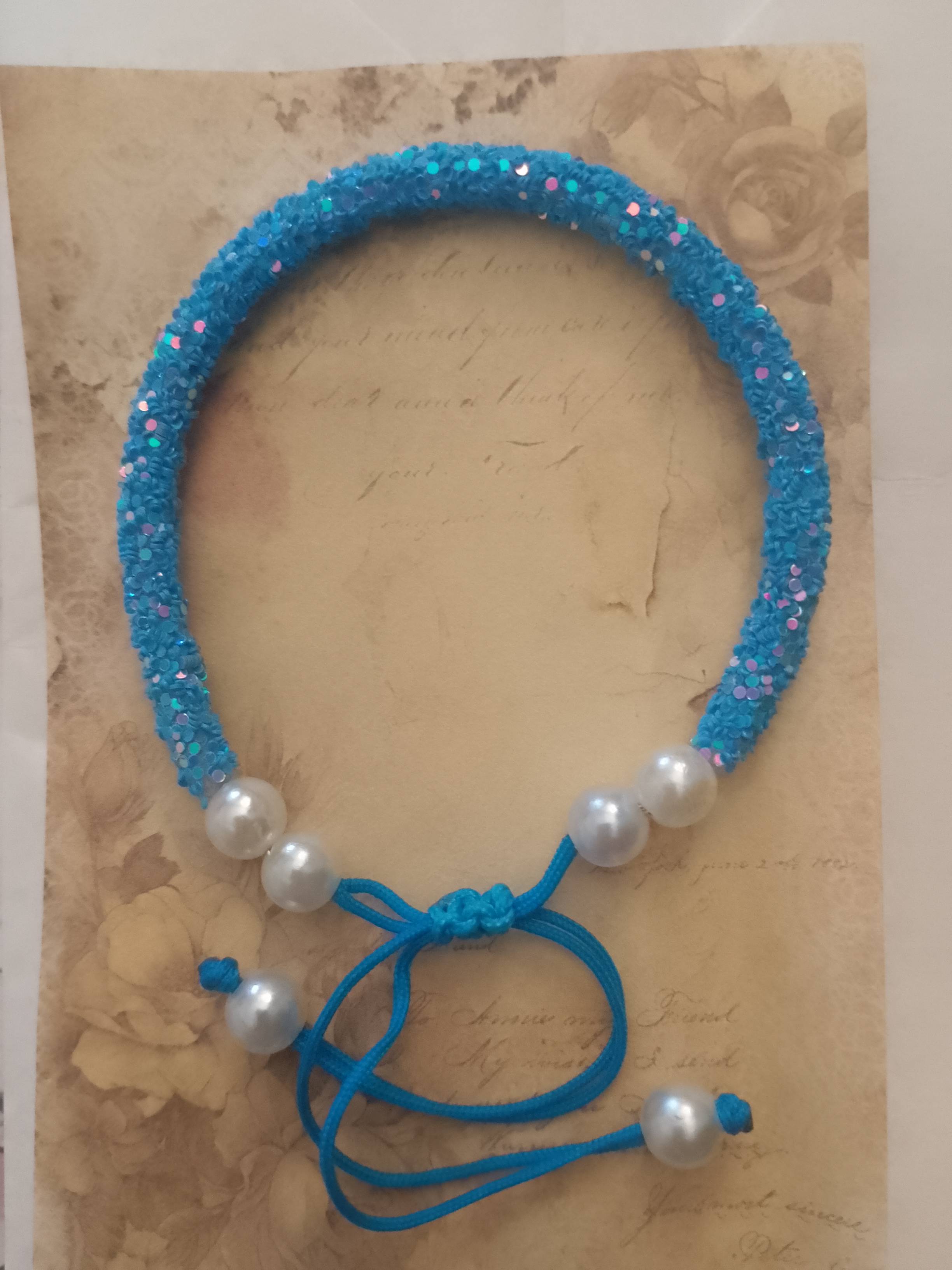 Pulsera de cuentas doradas y perlas
