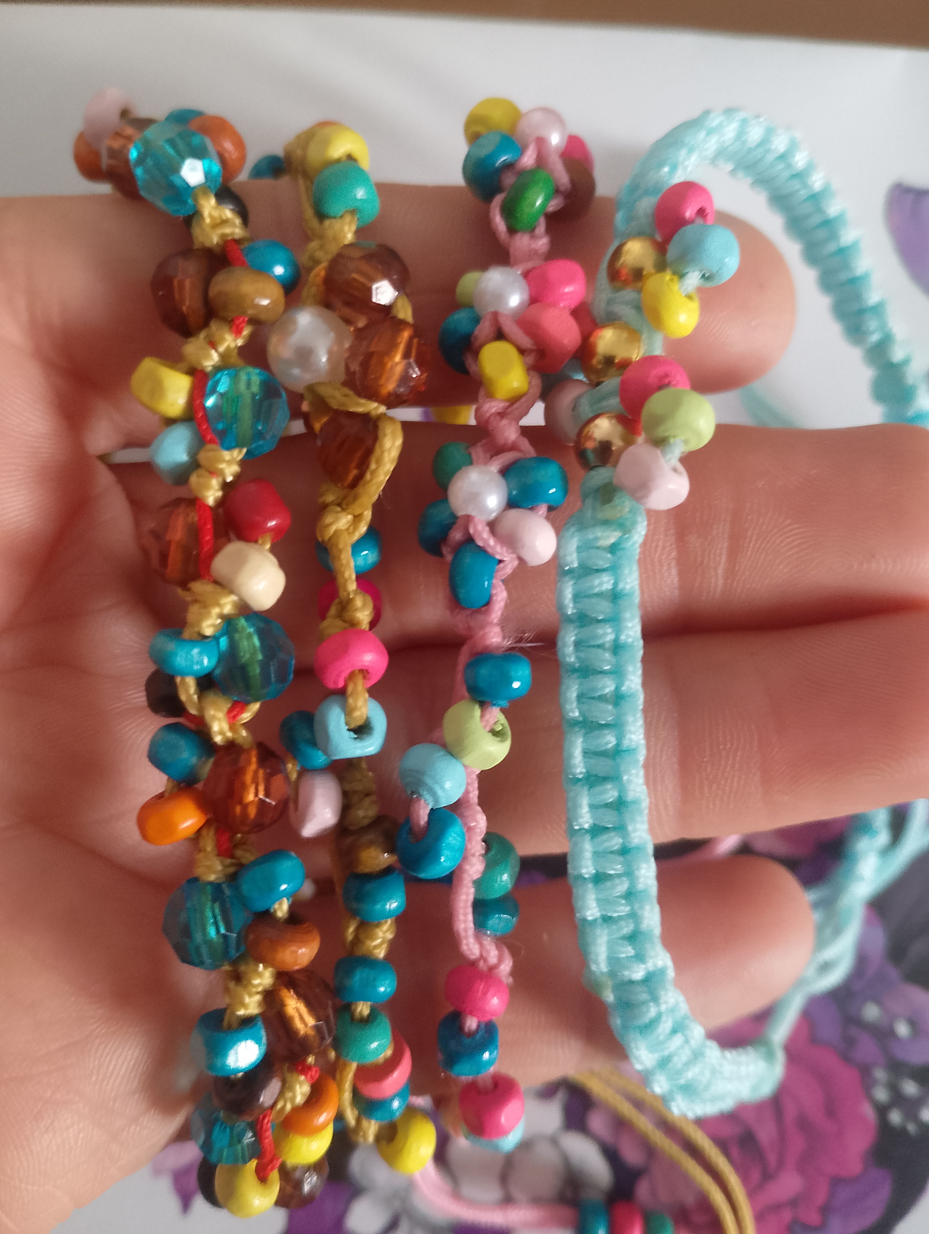 Pulseras artesanales con abalorios