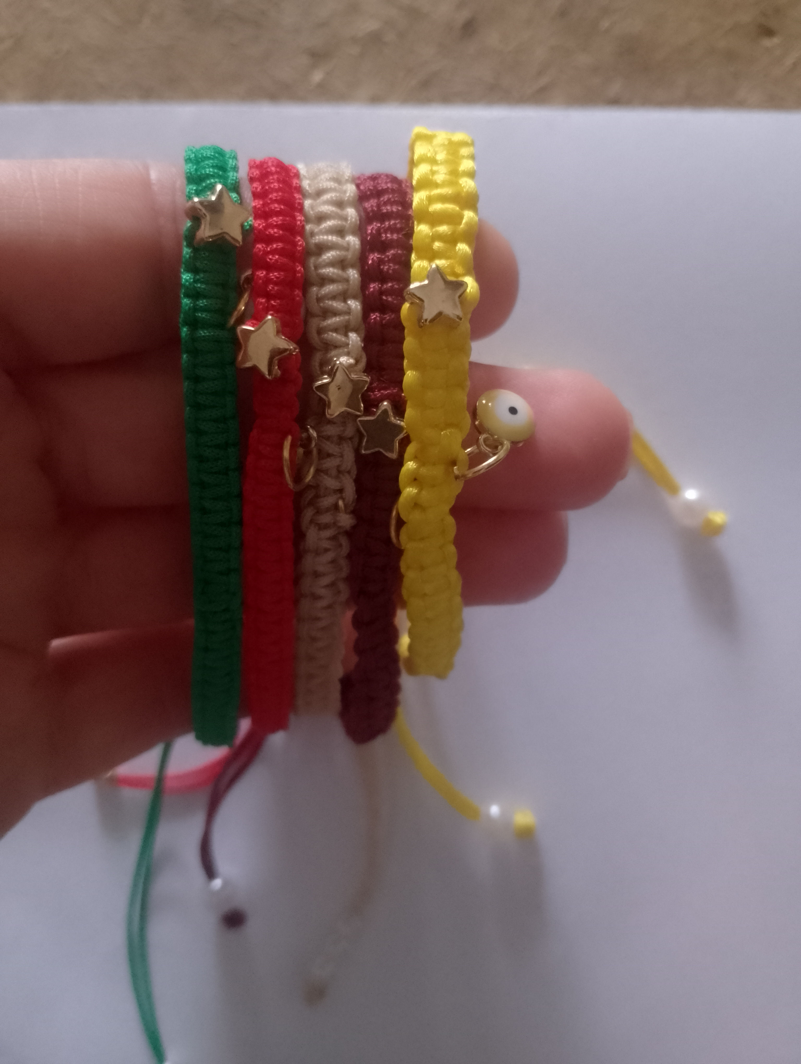 Pulseras de hilo coloridas