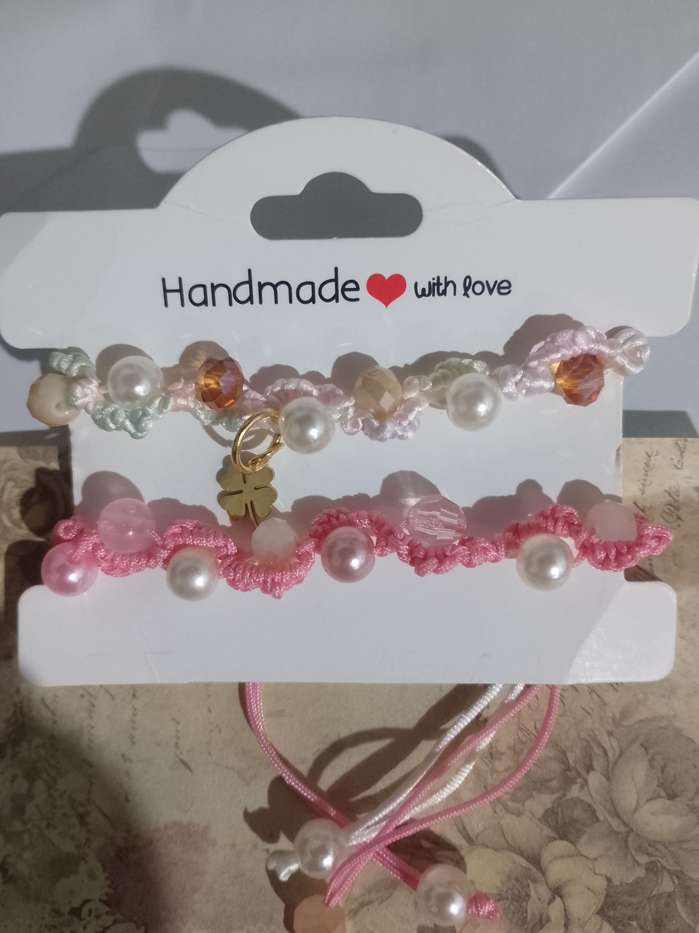 Pulseras de perlas y piedras