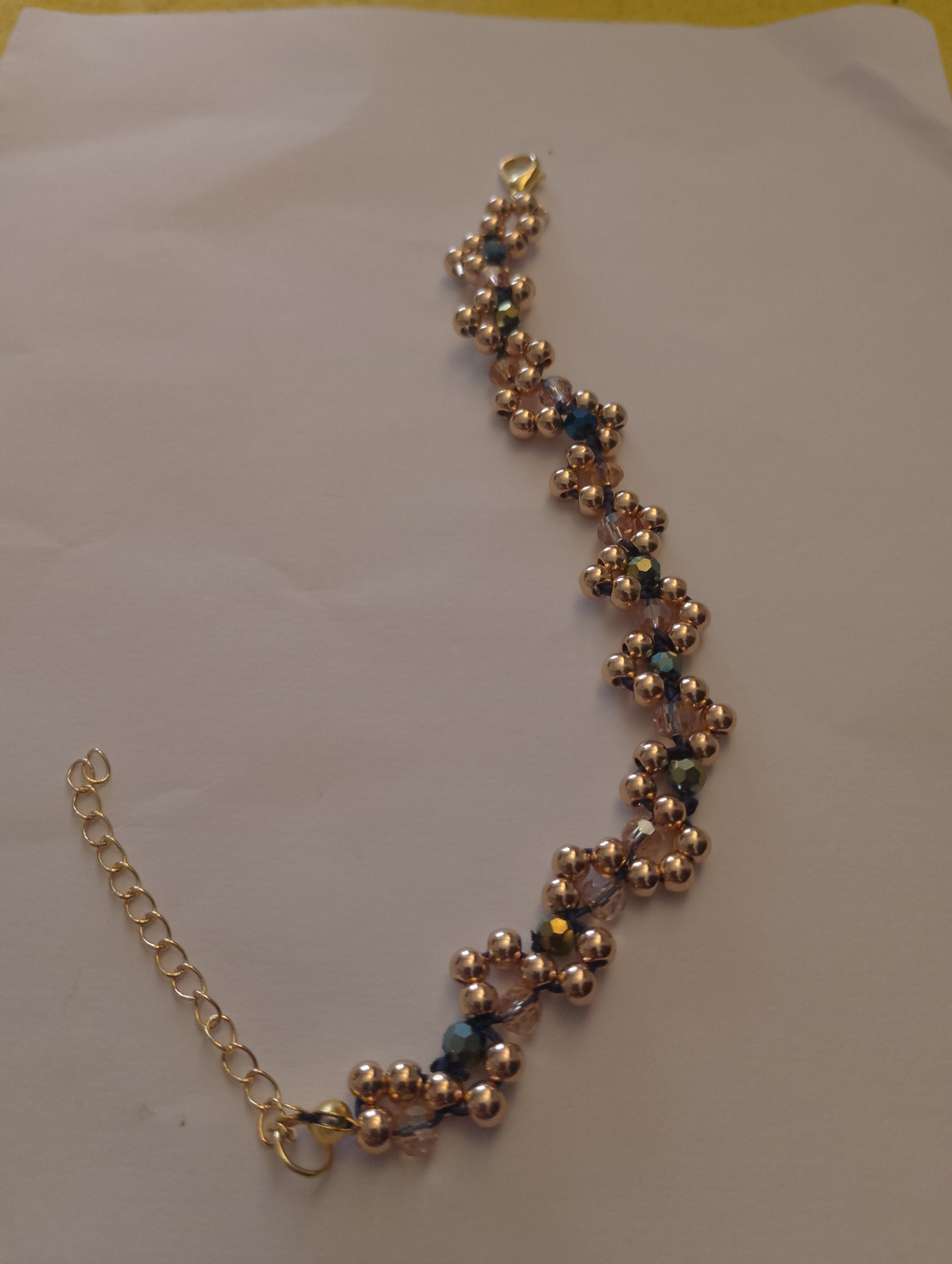 Pulsera de cuentas doradas