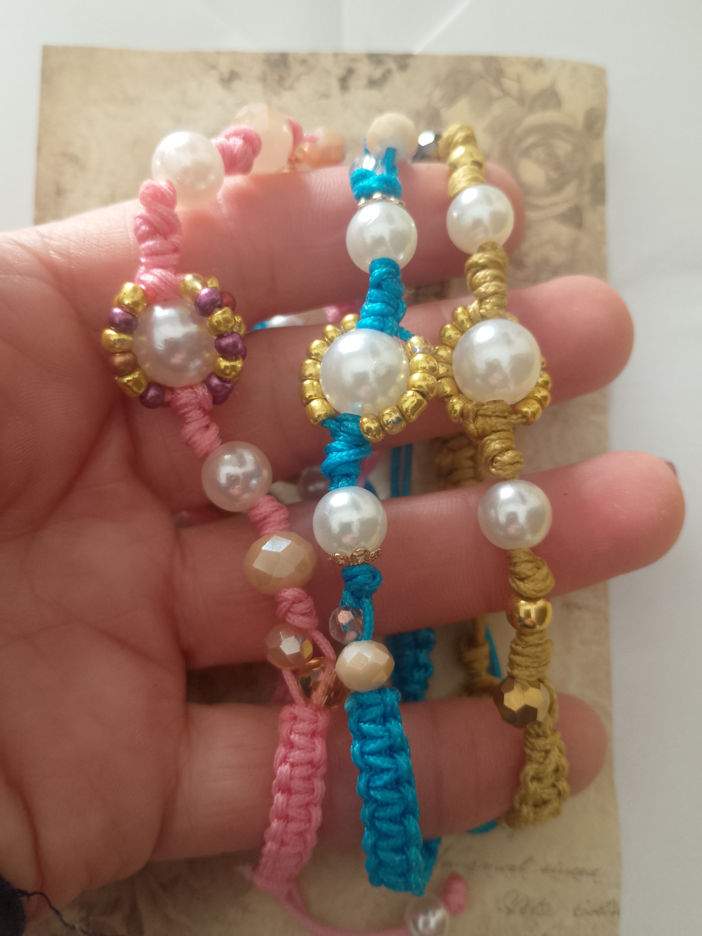 Pulseras de macramé con perlas