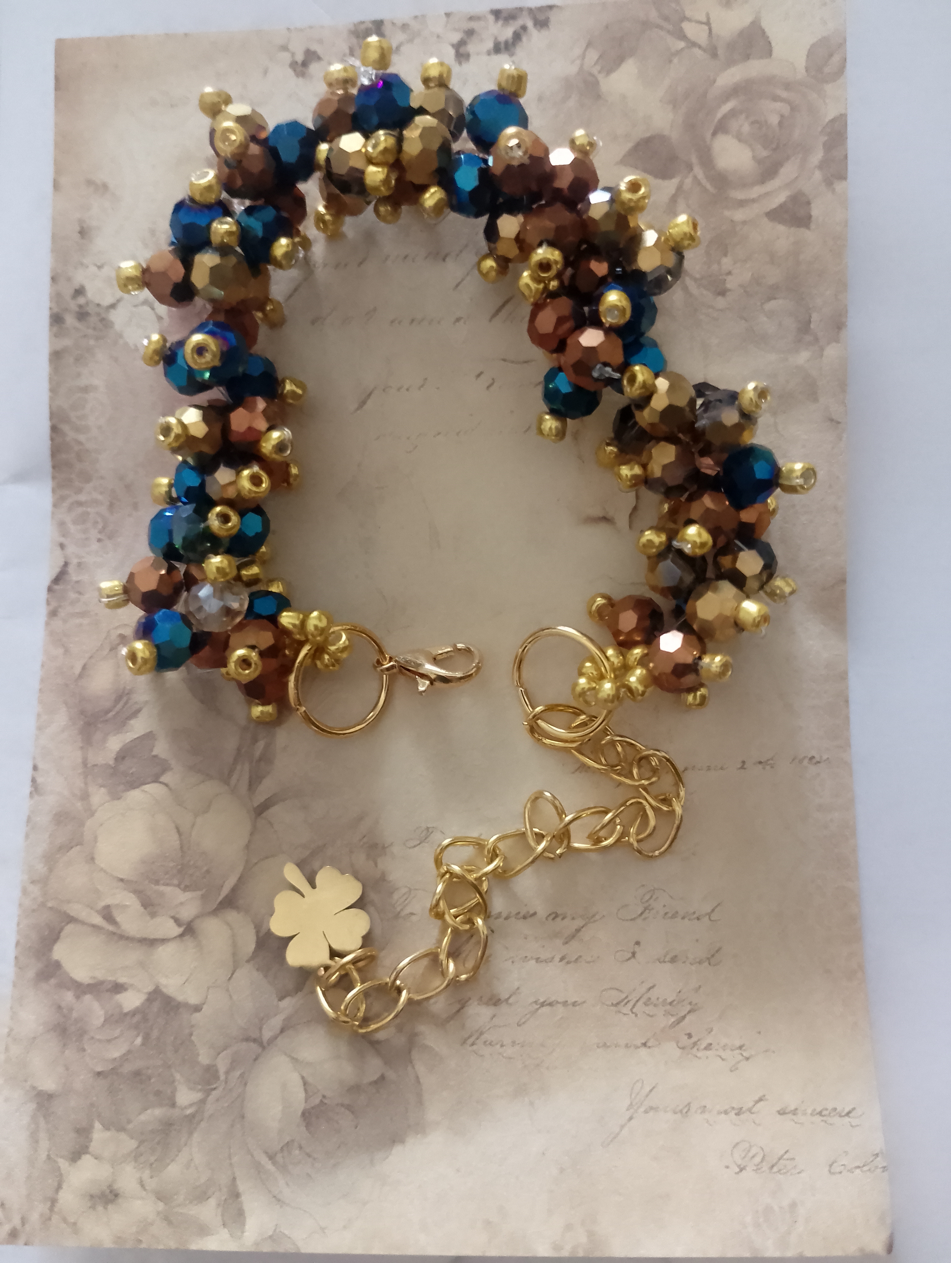 Pulsera de cuentas doradas y coloridas doble 