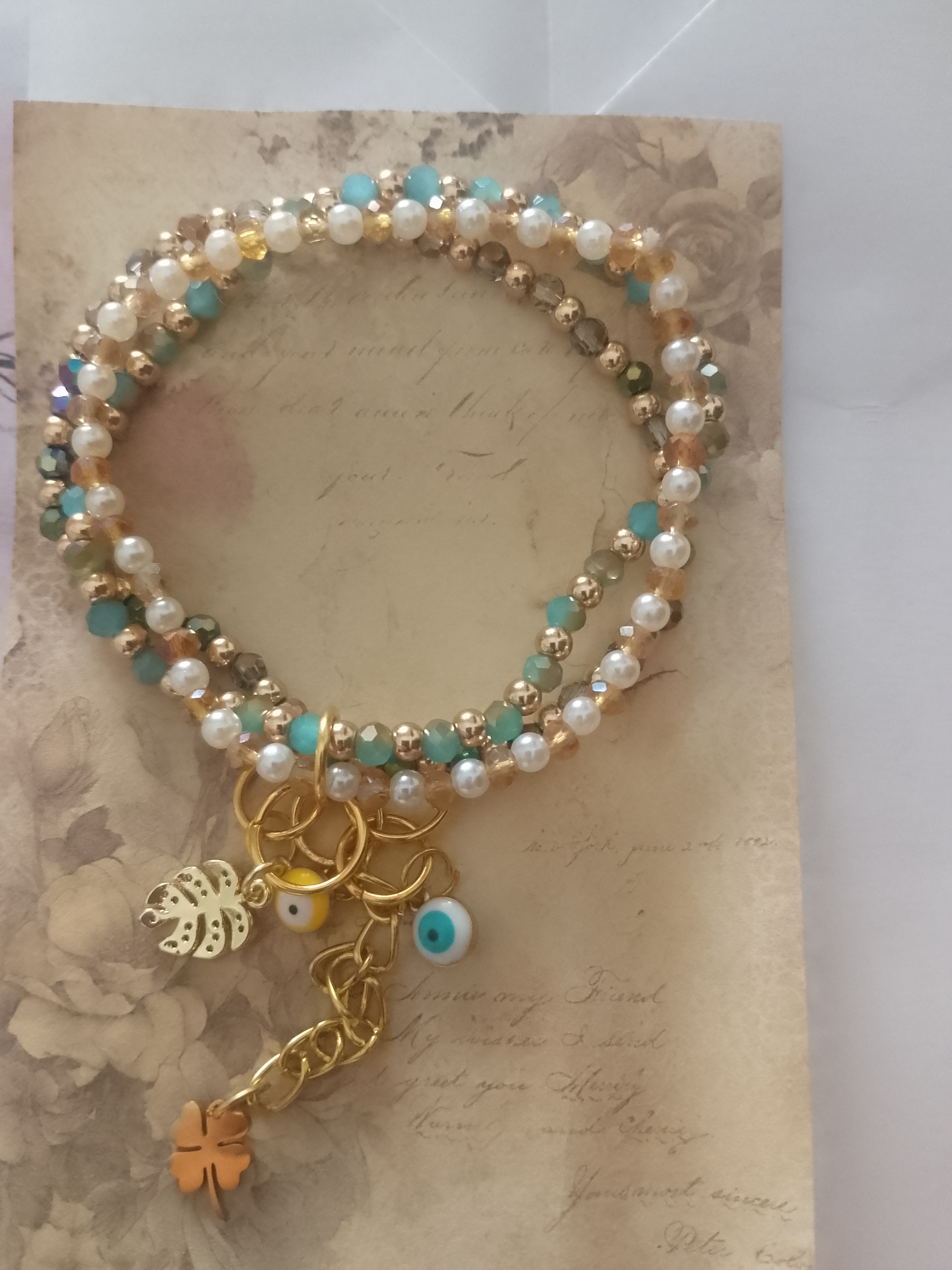 Pulsera de perlas y abalorios dorados