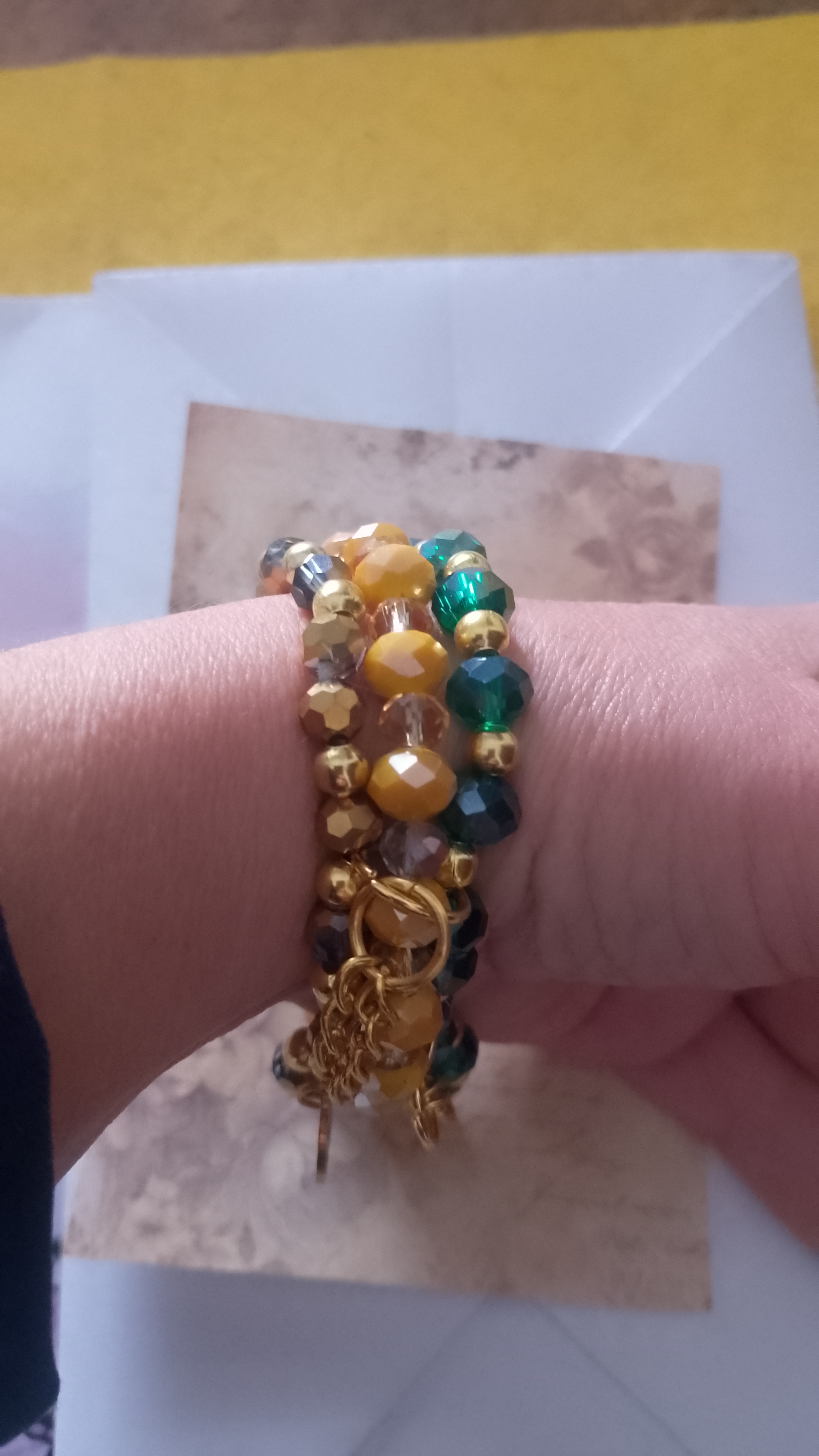 Pulsera de abalorios dorados y verdes