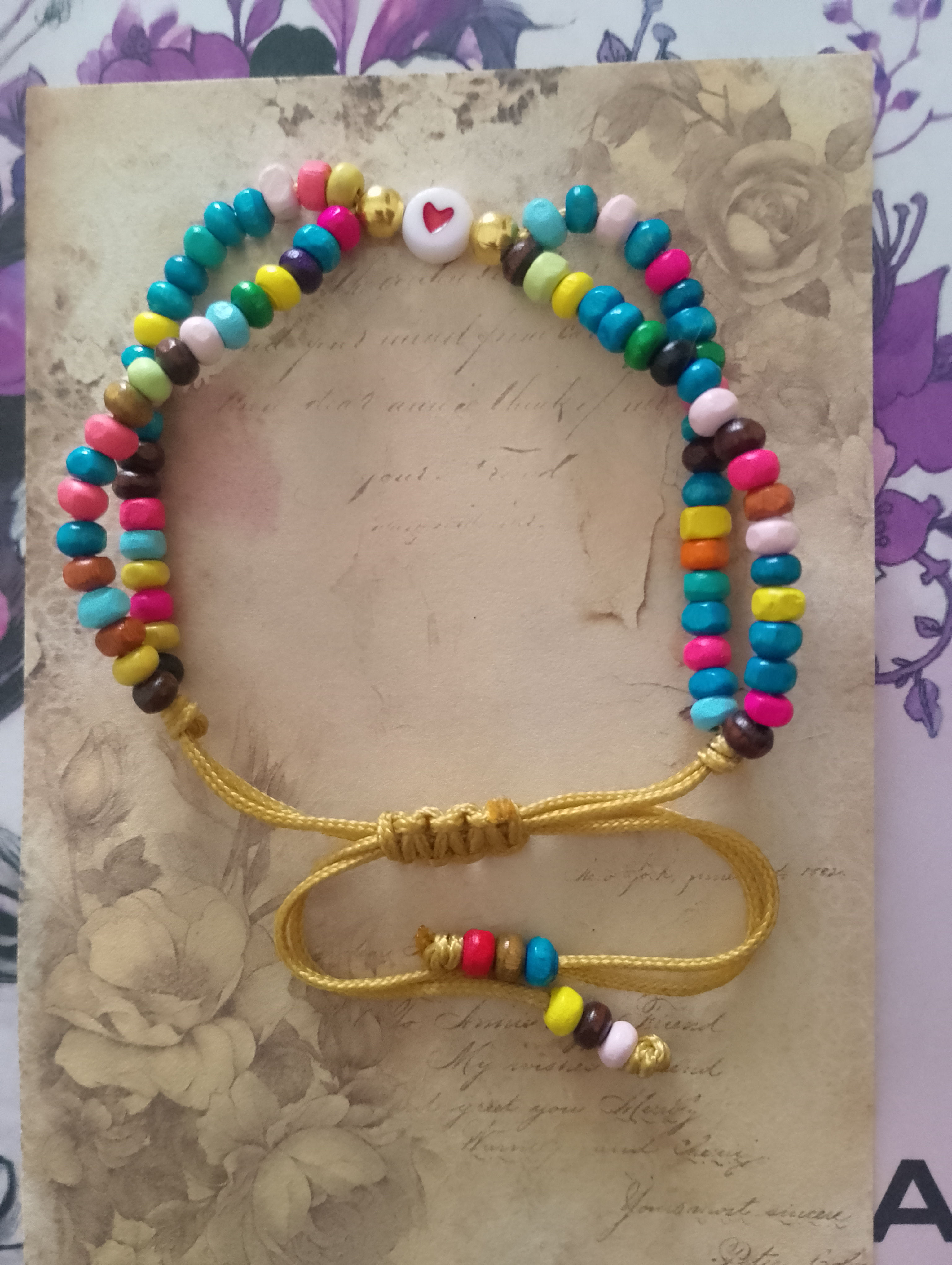 Pulsera de cuentas coloridas