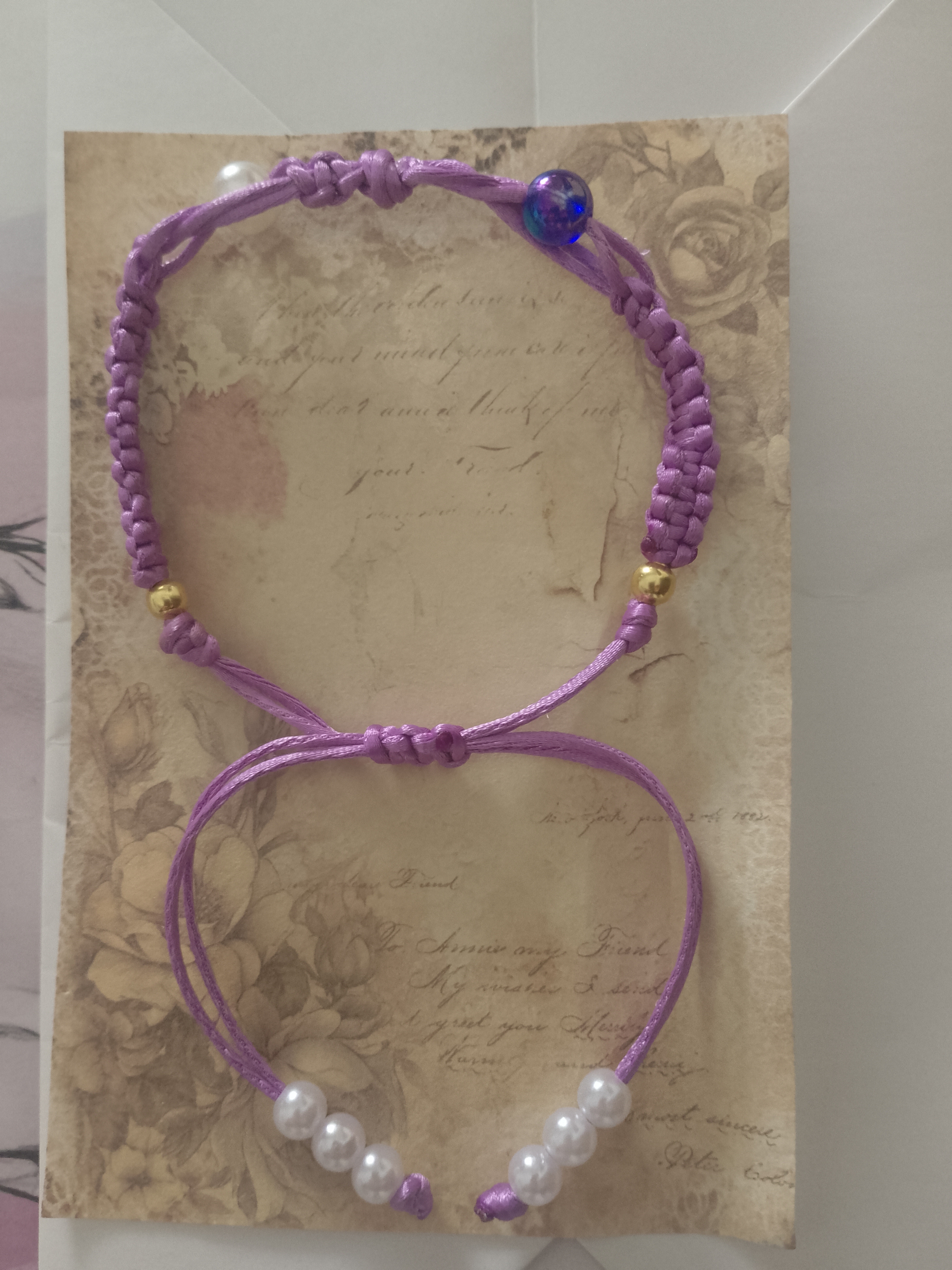 Pulseras de macramé con perlas
