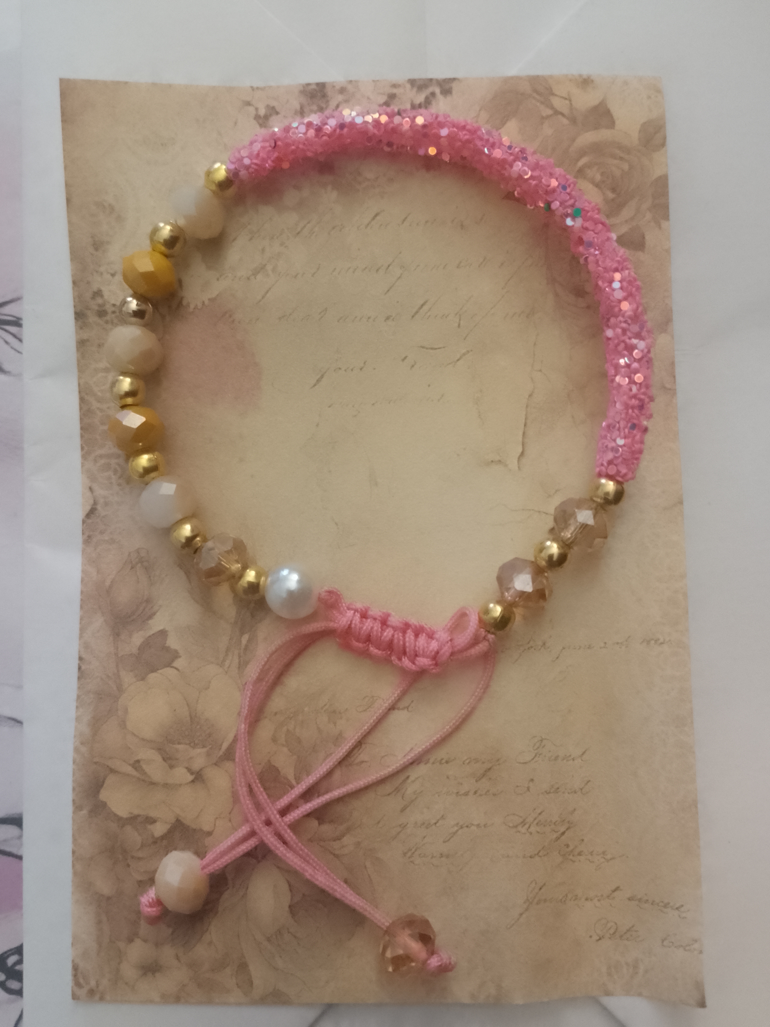 Pulsera de cuentas doradas y perlas