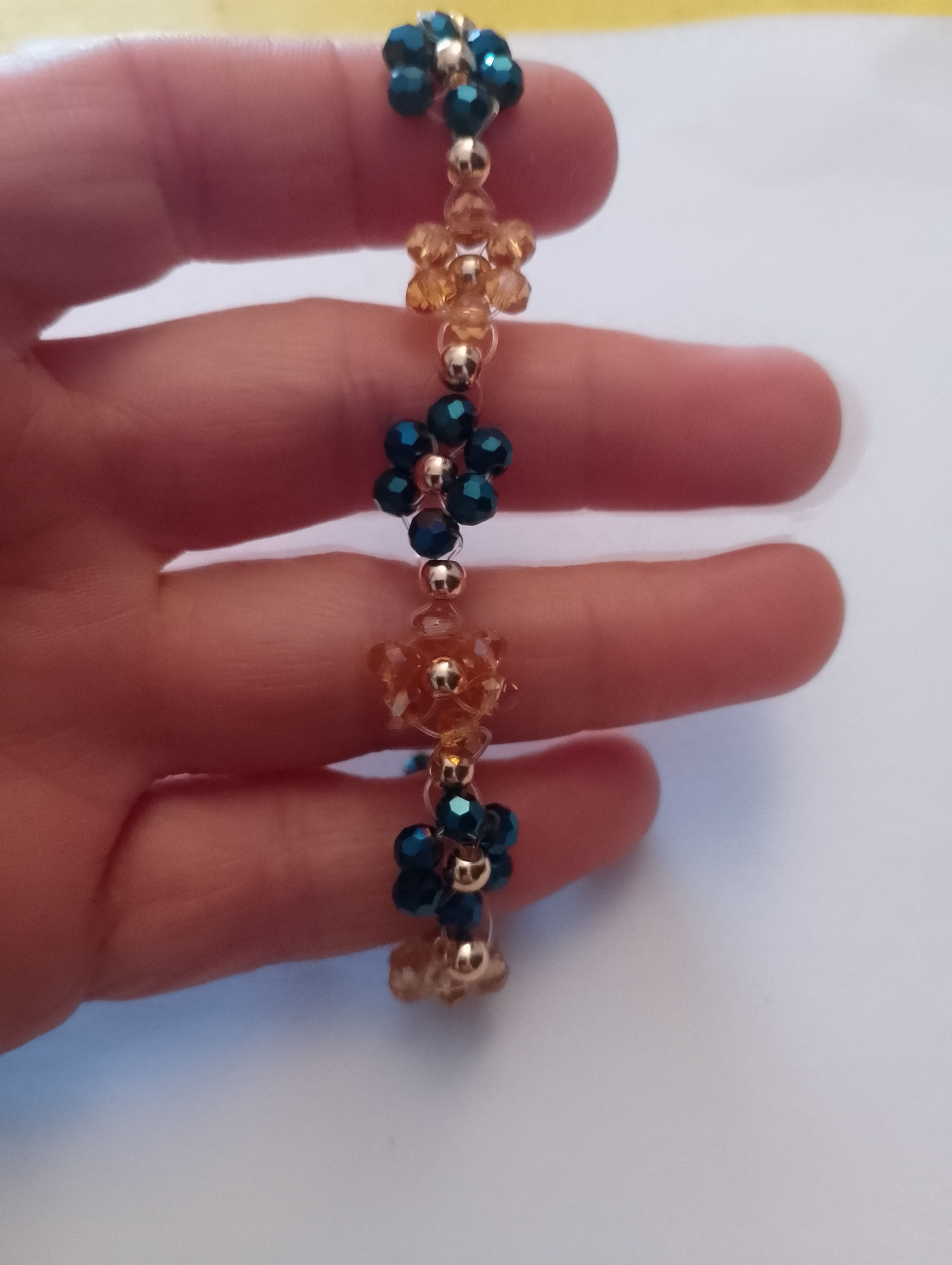 Pulsera de cuentas florales