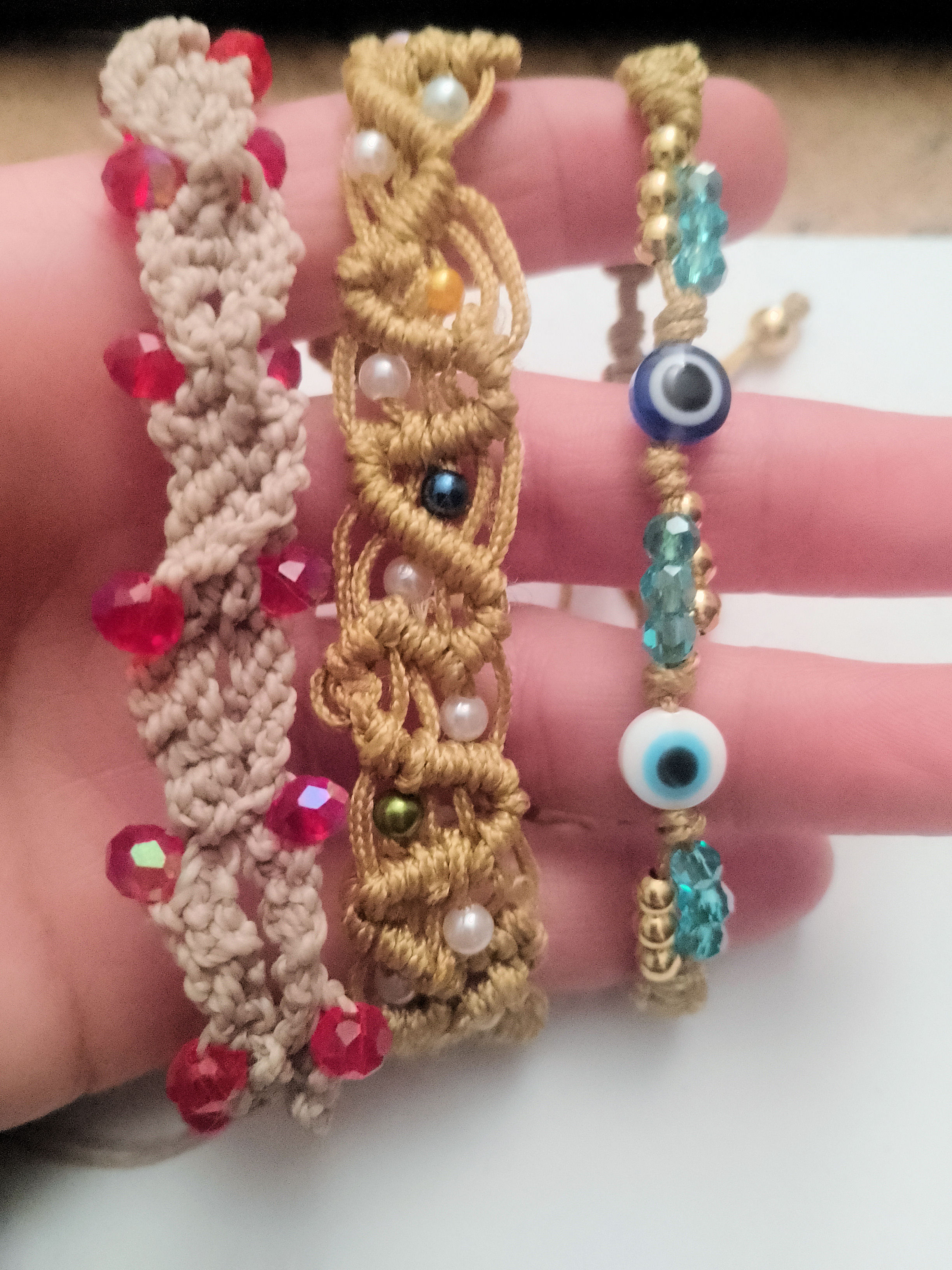 Pulsera artesanal de macramé