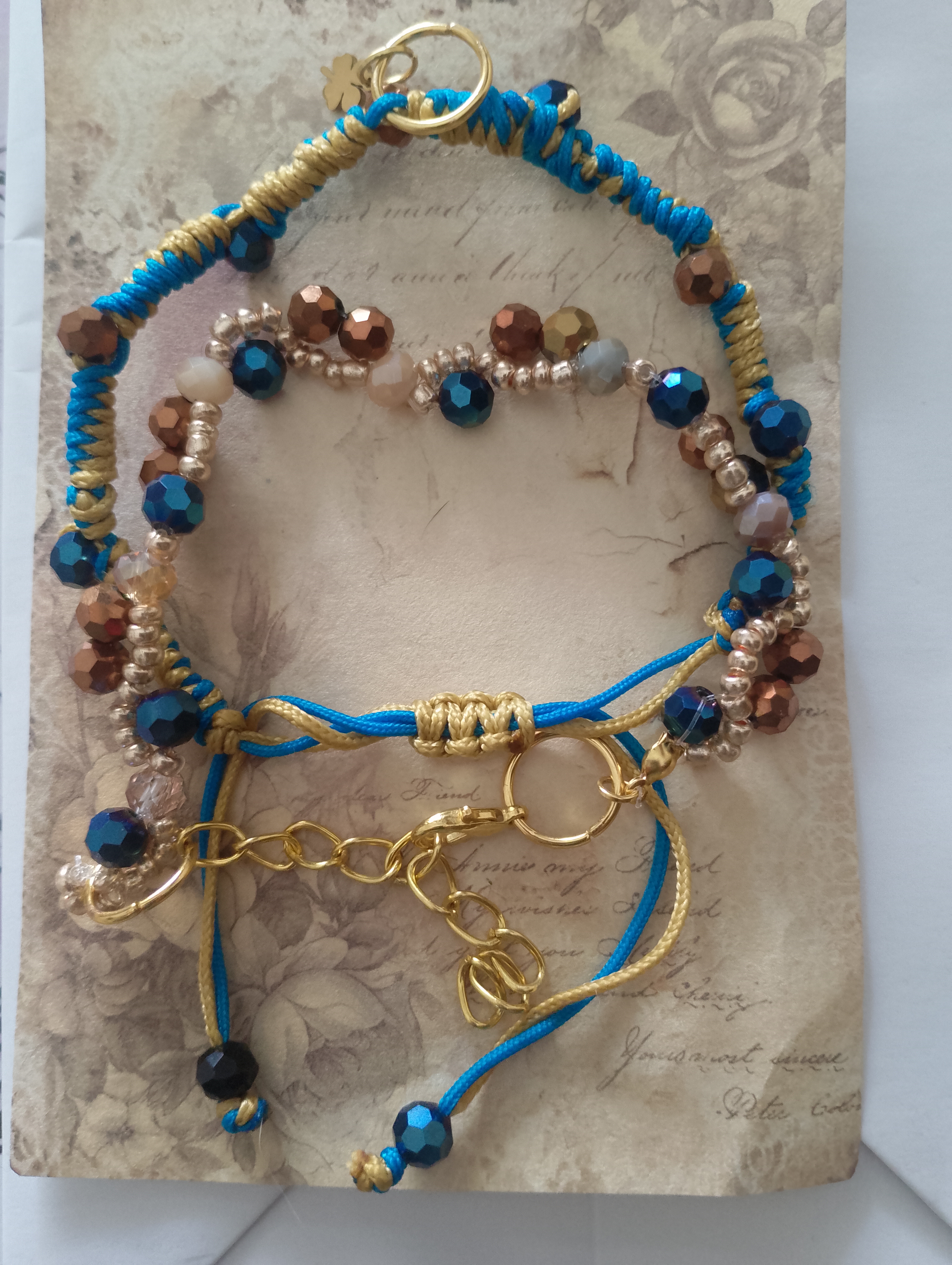 Pulseras de hilo y cuentas