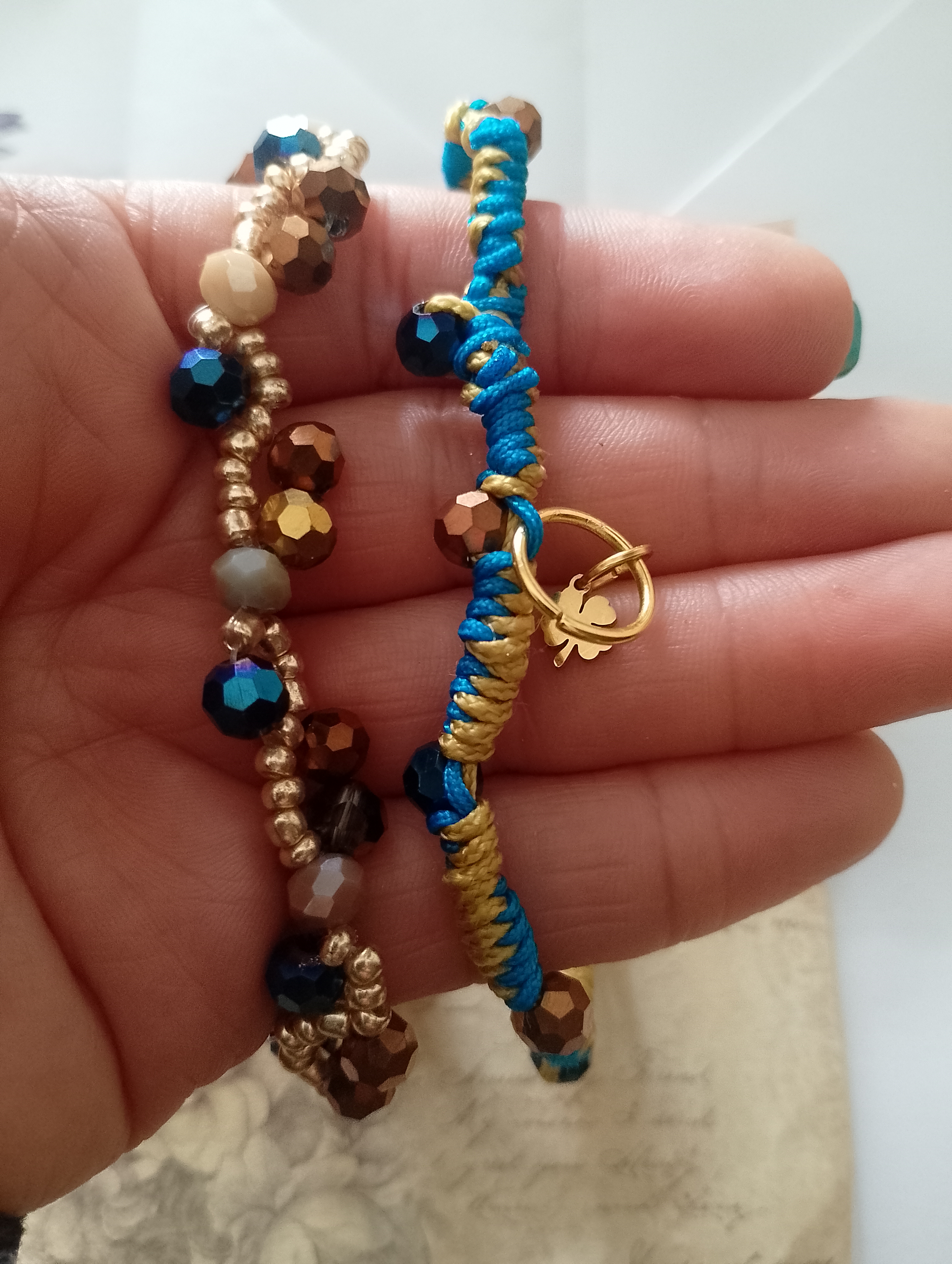 Pulseras de hilo y cuentas