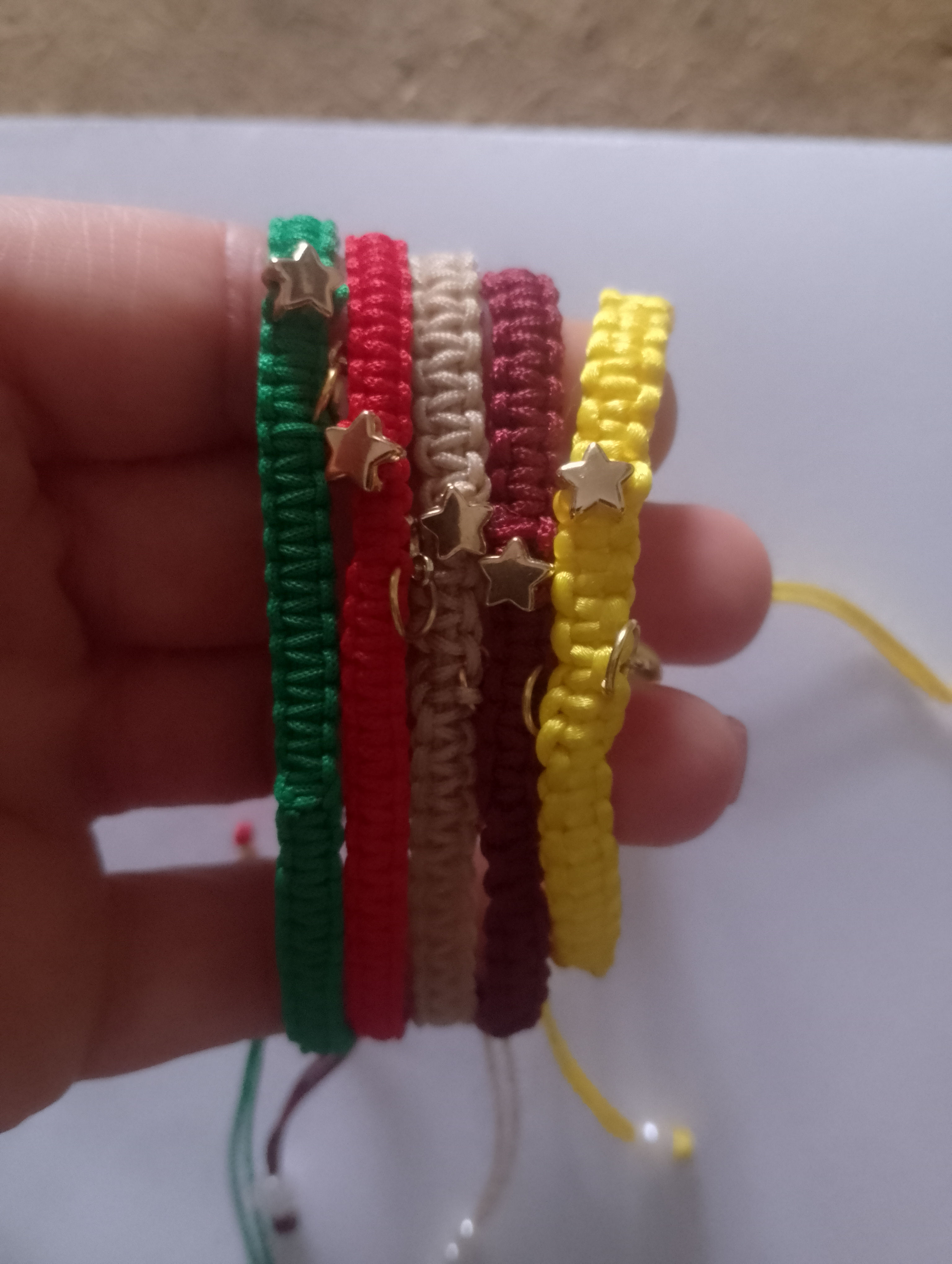 Pulseras de hilo coloridas