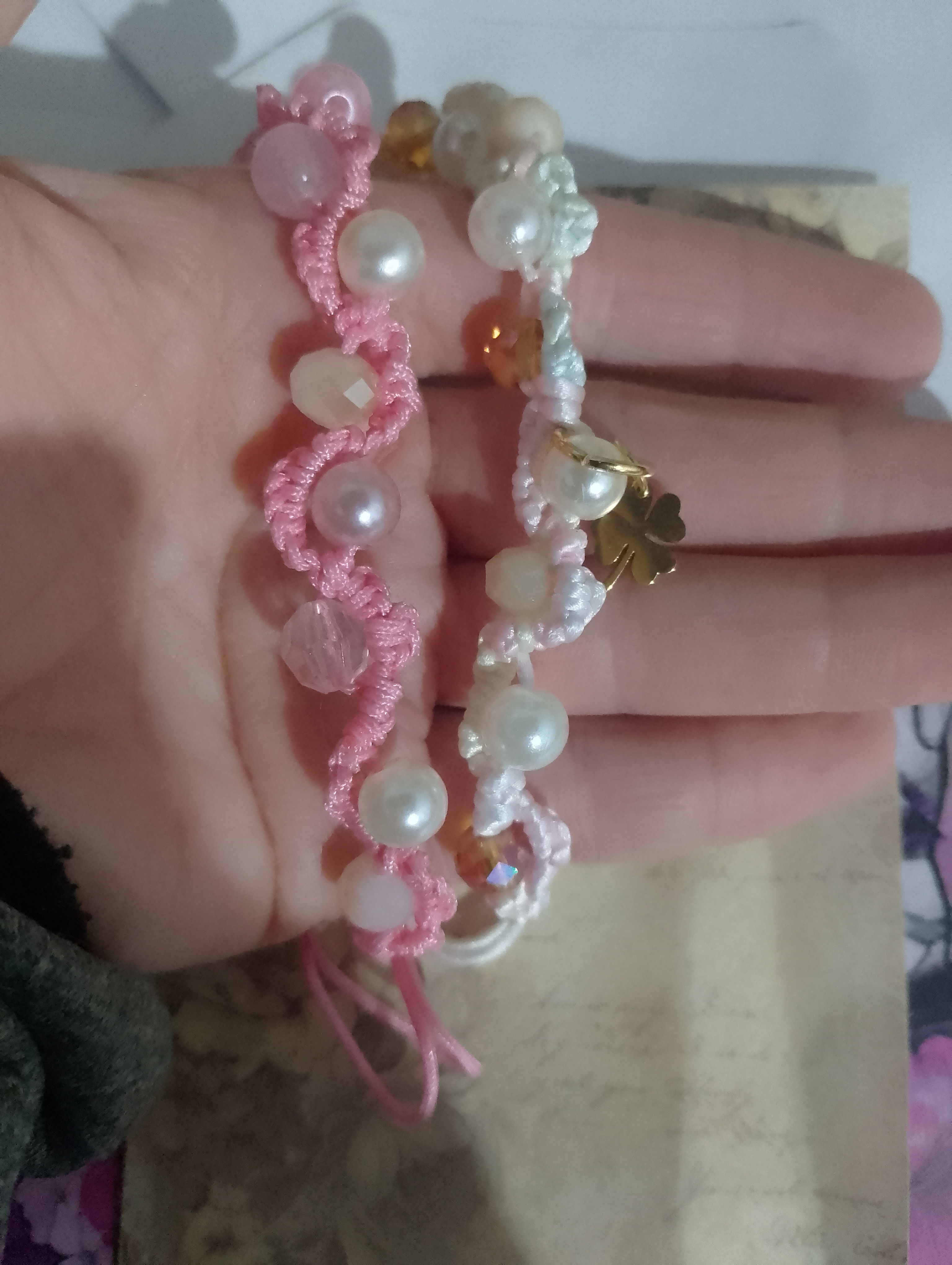 Pulseras de perlas y piedras