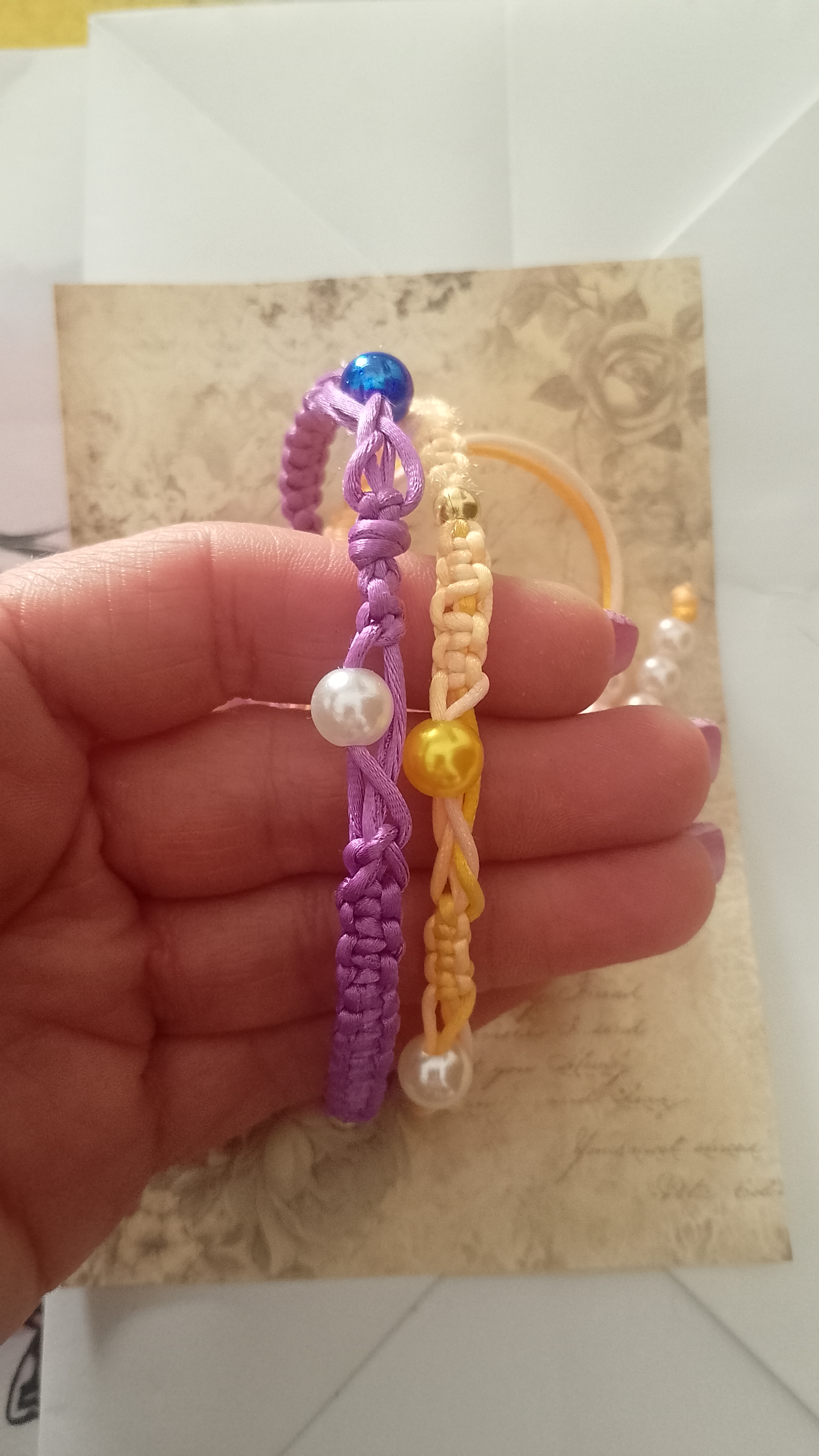 Pulseras de macramé con perlas