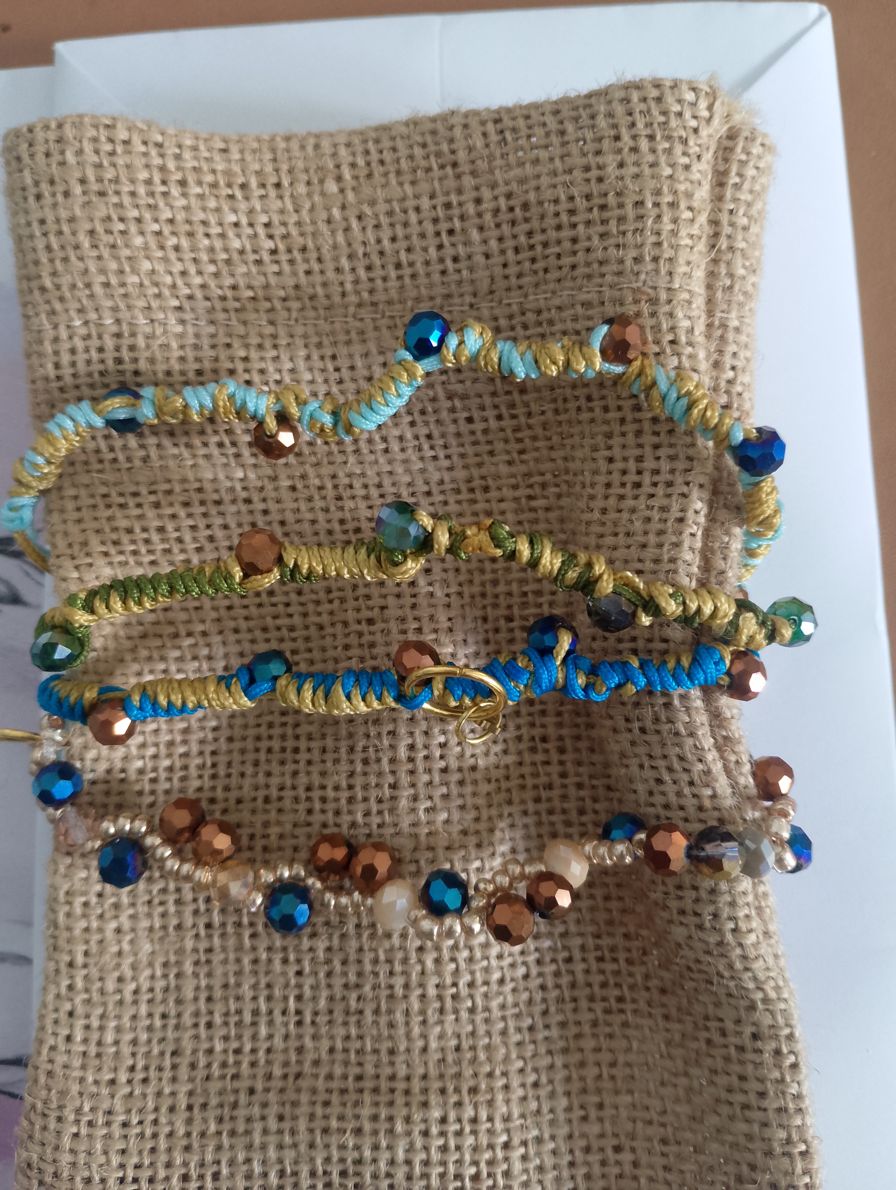 Pulseras de hilo y cuentas