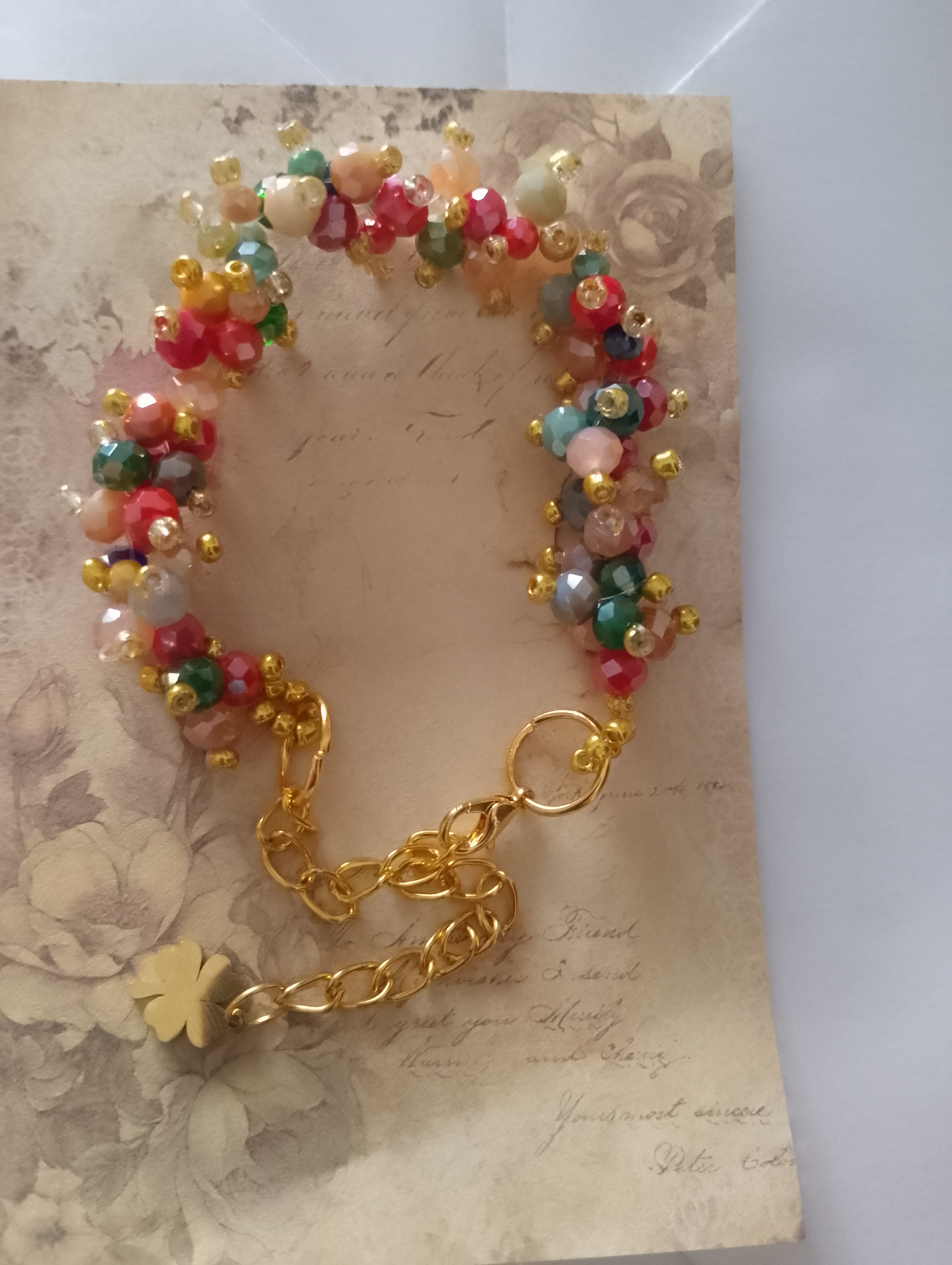 Pulsera de cuentas doradas y coloridas doble 