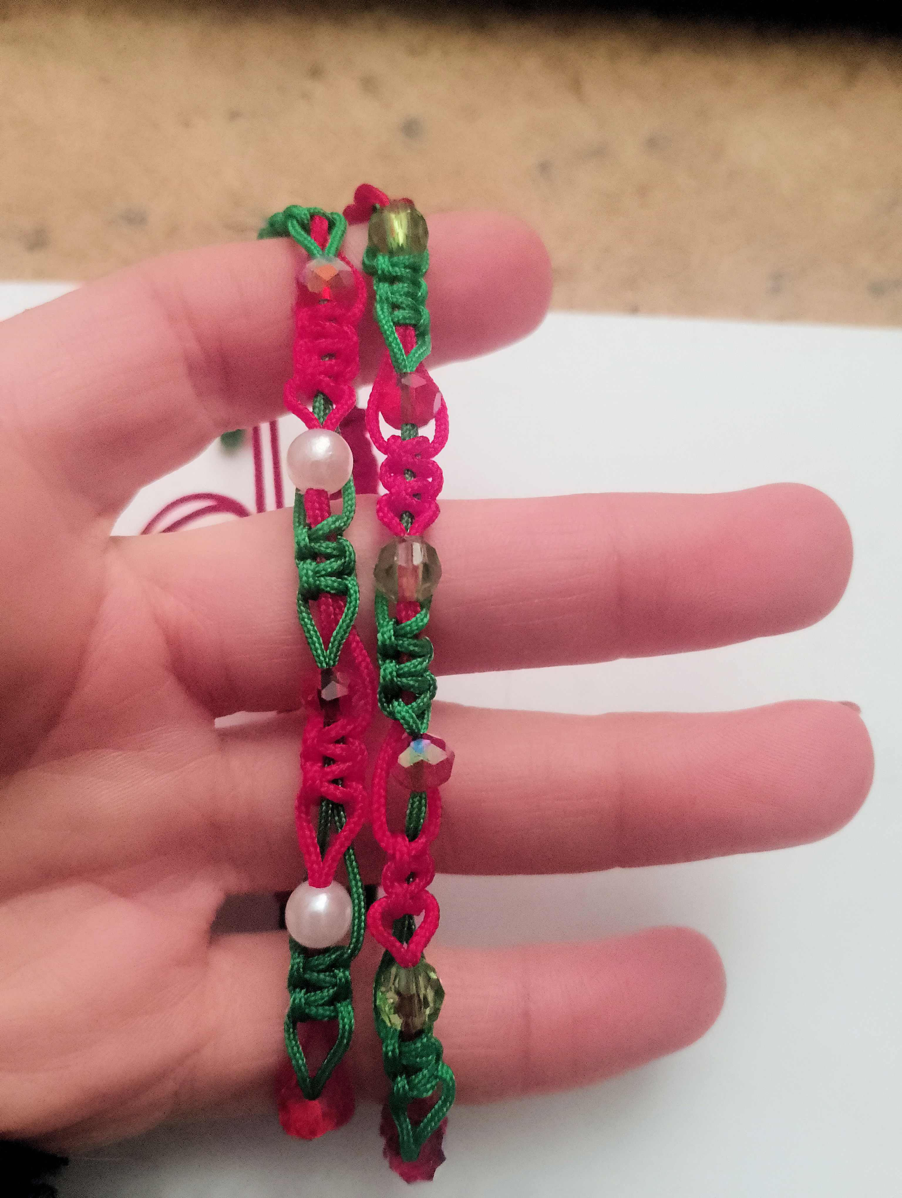 Pulsera artesanal de hilo