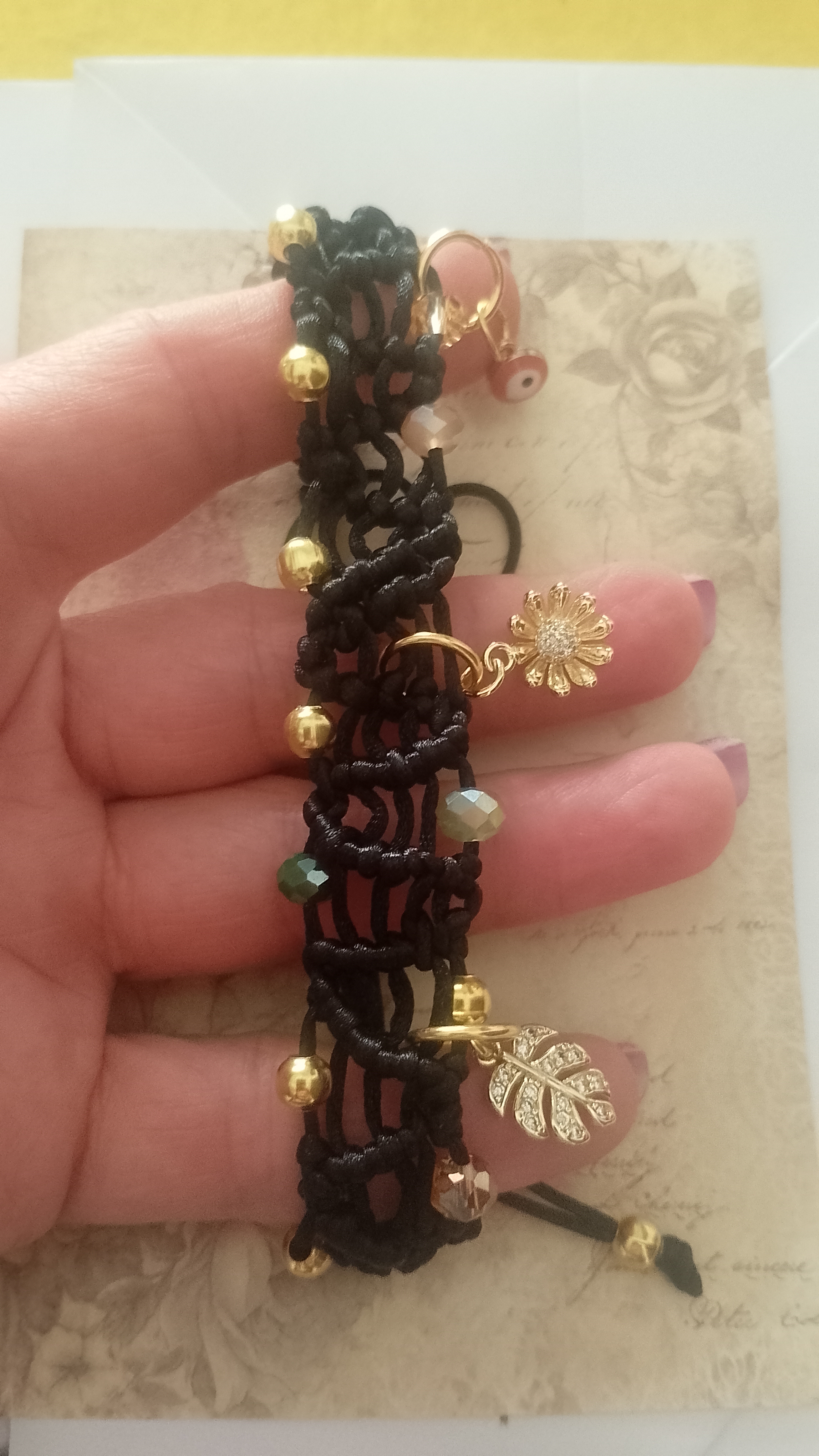 Pulsera artesanal con dijes dorados