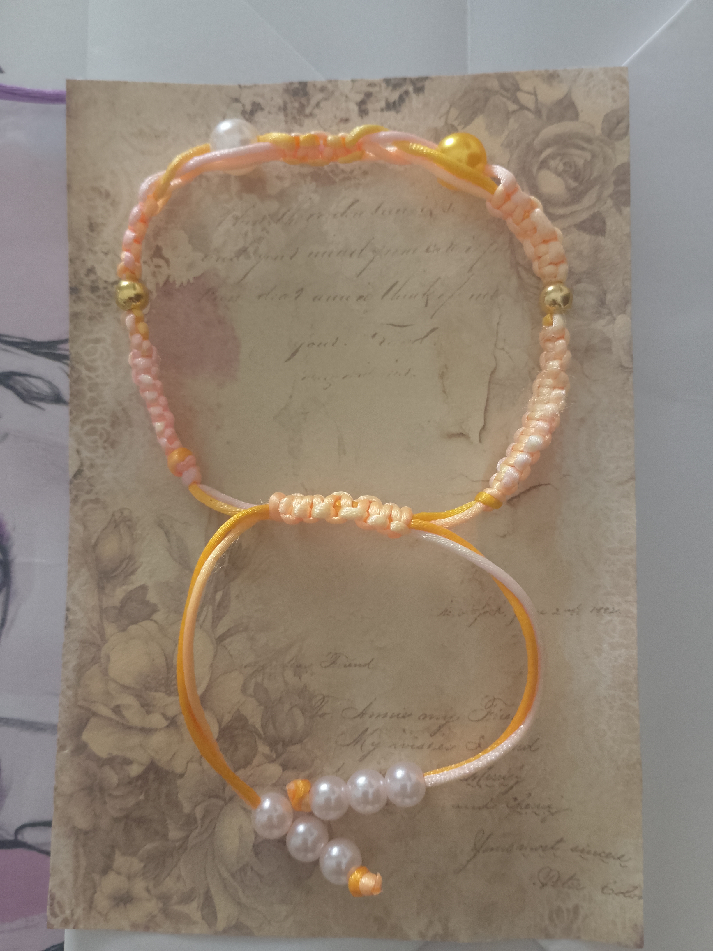 Pulseras de macramé con perlas