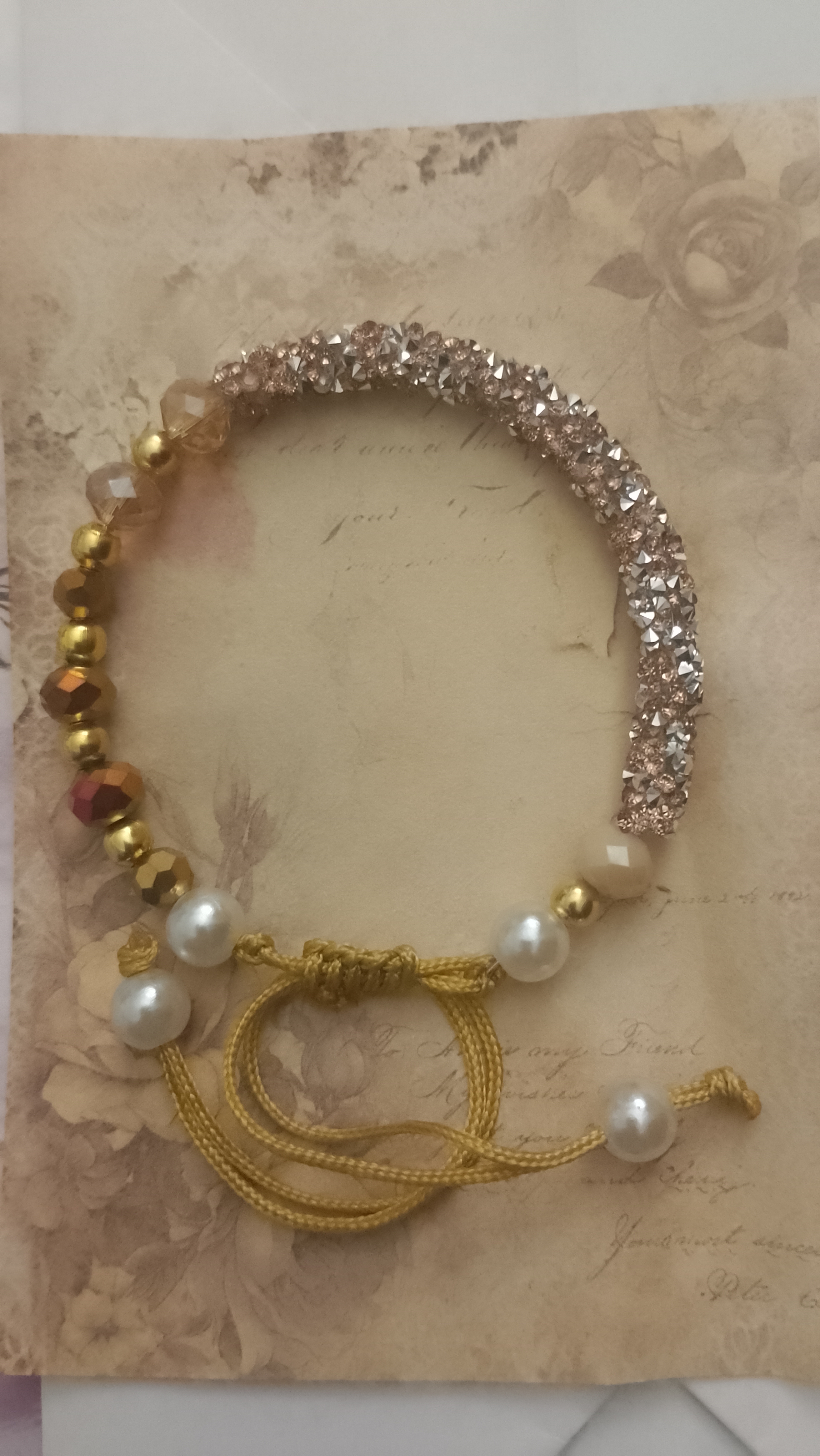 Pulsera de cuentas doradas y perlas