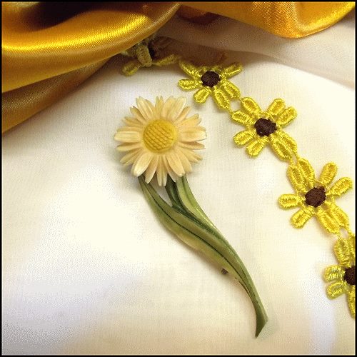 1940s Carved *vory White Vintage Daisy Flower Pin