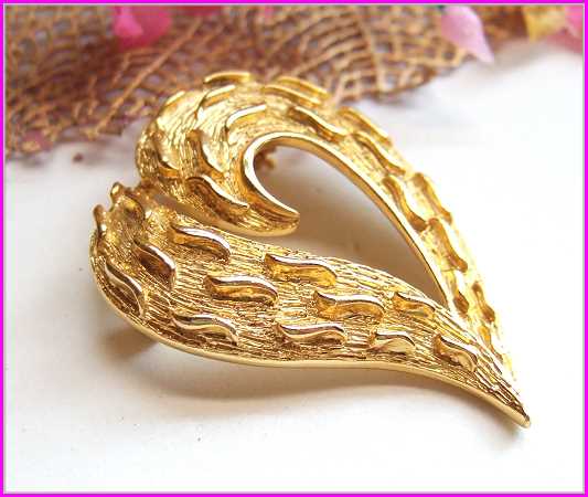 1970s Vintage Elegant Gold Heart Brooch Pin 