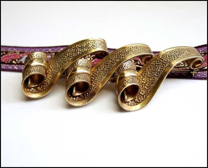 1930s Victorian Gold Ribbon Scroll Antique Brooch