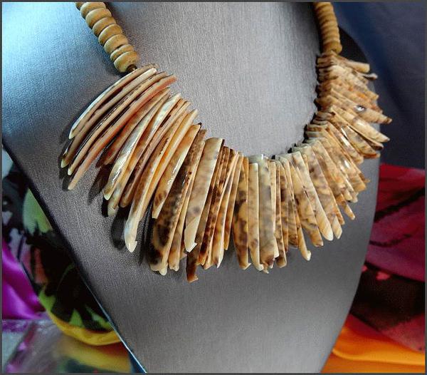 1970s Olive Seashell Rare Slice Design Vintage Fringe Necklace