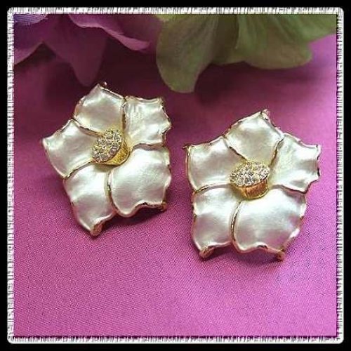 1980s Vintage Flower Pierced Earrings Pearlescent White w Rhinestones 