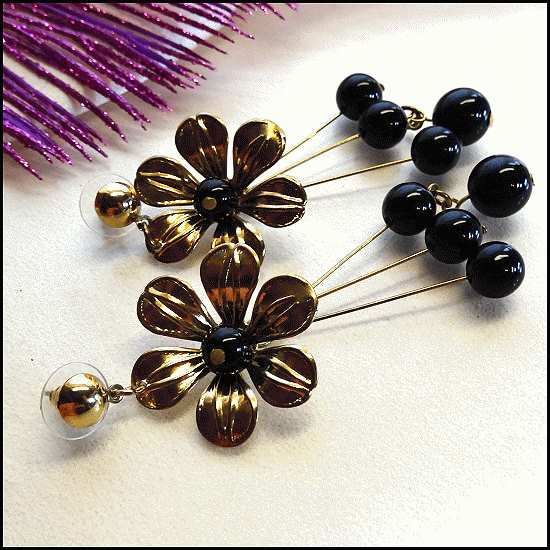 1970s Wild Retro Vintage Pierced Earrings Gold n Black Flowers