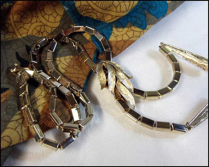 1950s Ladies Bolo Style Vintage Gold Tassel Necklace