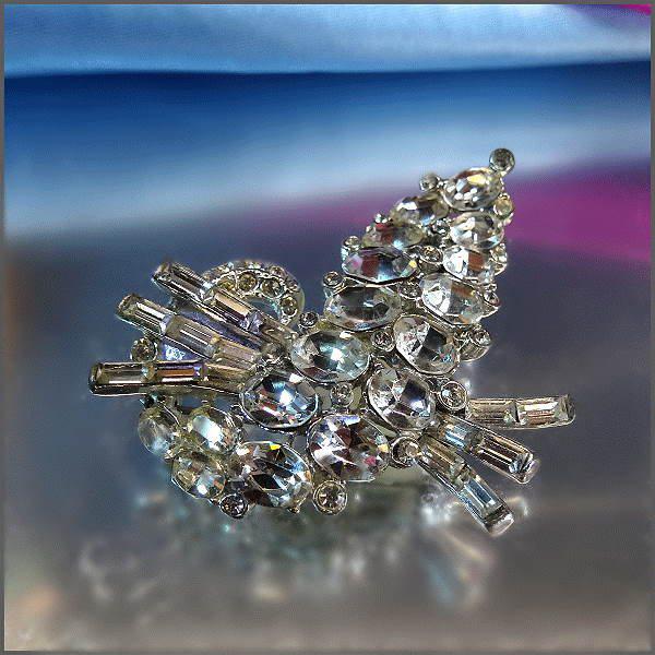 1950s TRIFARI Superb Clear Crystal Brooch