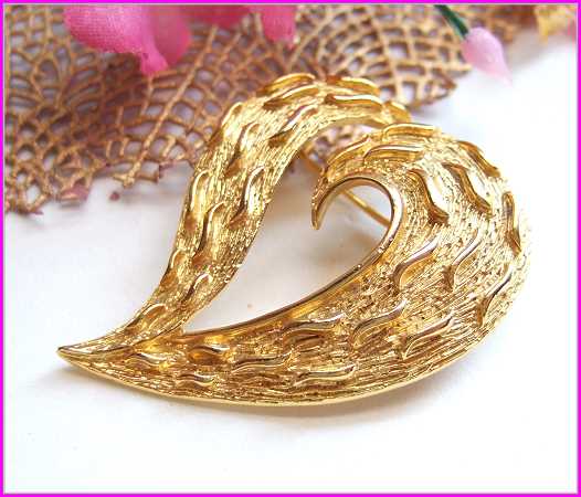 1970s Vintage Elegant Gold Heart Brooch Pin 