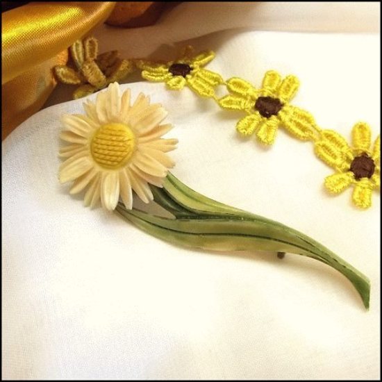 1940s Carved *vory White Vintage Daisy Flower Pin
