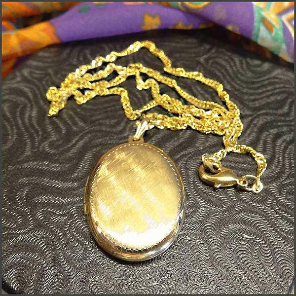 1940s Vintage Locket 14kt Gold GF Satin Etched 
