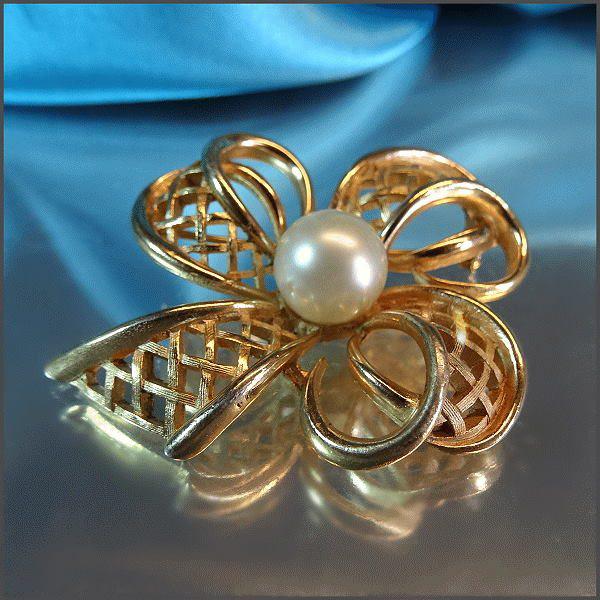 1950s Signed CROWN TRIFARI Gold Pearl Ribbon Brooch