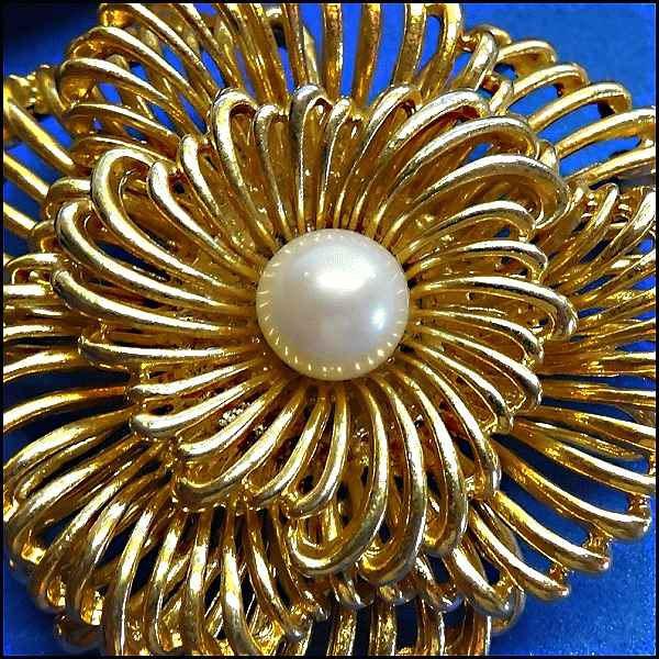 1960s Cultured Pearl Gold Spiral Vintage Brooch