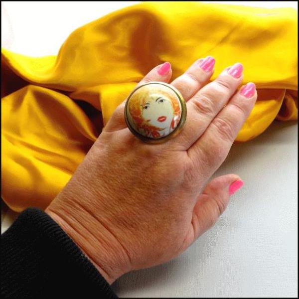 Retro Ladies Ring Big Mod Lady Face 1960s Jewelry