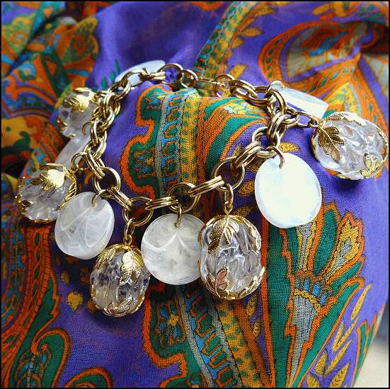 1960s Big Chunky Icicle Lucite w Gold Vintage Bauble Bracelet