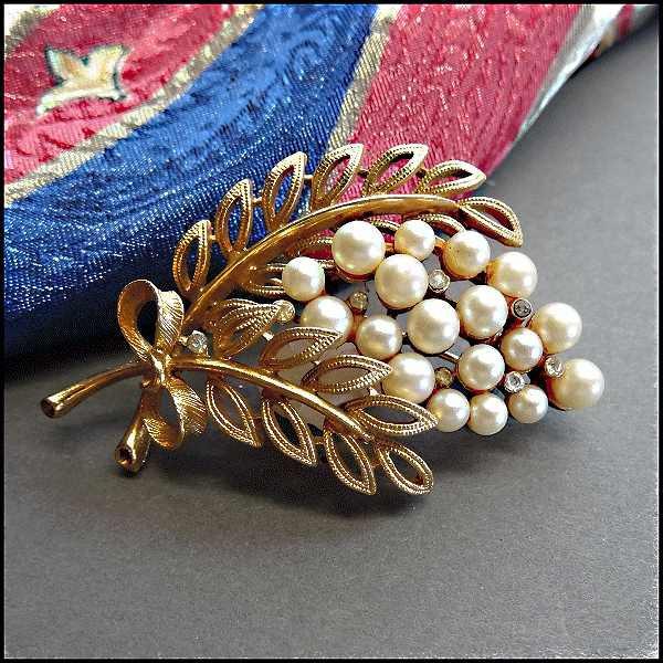 1960s Signed LISNER Pearl Pin Flower Bouquet Vintage Brooch