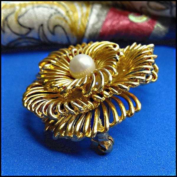 1960s Cultured Pearl Gold Spiral Vintage Brooch