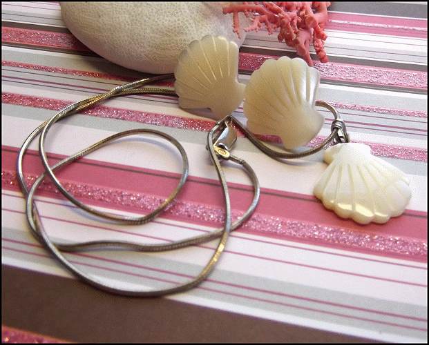 1970s Bahamian Carved Mother of Pearl Shell Necklace Earring Set