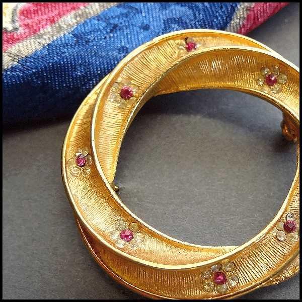 1950s Vintage Circle Pin Gold Ribbon w Red Crystals Signed BSK